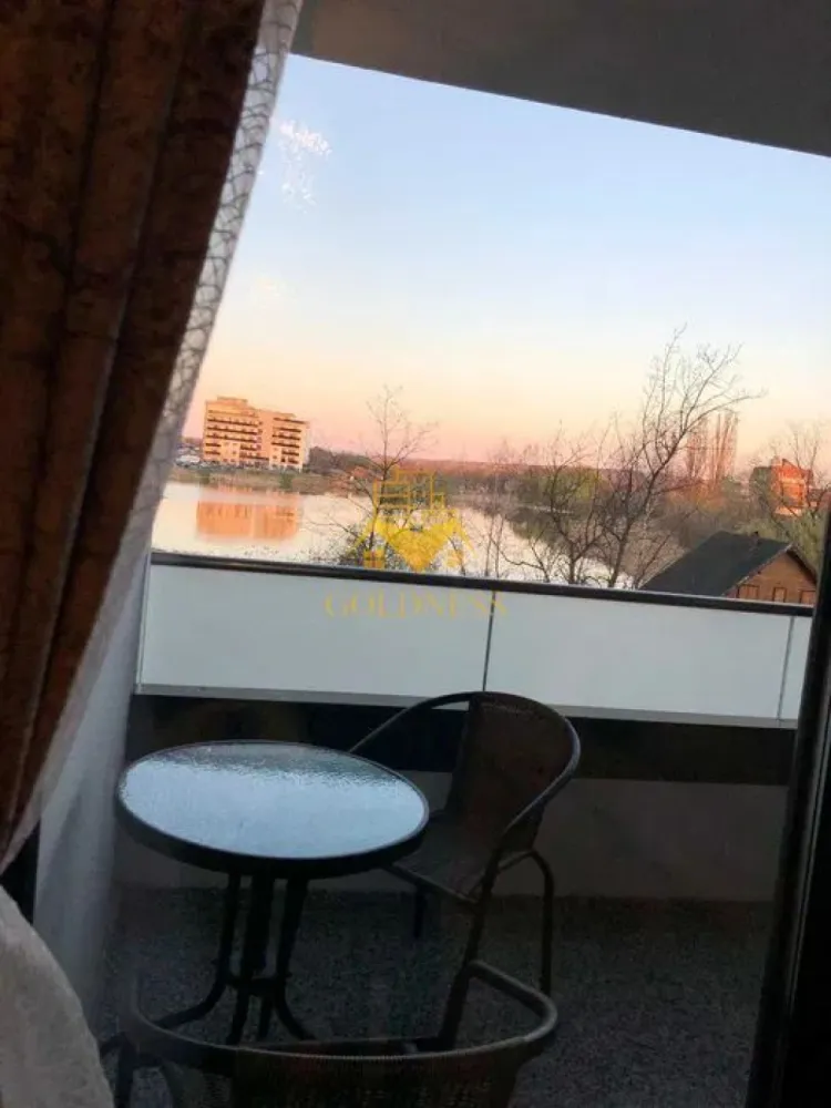 2 Camere decomadate, Park Lake,Iulius Mall,FSEGA,Bloc nou,Intre lacuri - GOLDNESS Imobiliare vă propune spre închiriere un apartament cu 2 camere complet mobilat și utilat, la etajul 1 într-un imobil de 10 etaje, în Cartierul Intre lacuri.
Se poate inchiria loc de parcare cu 50 euro.
Se află în apropierea stațiilor de transport în comun, magazine, restaurante, spații verzi, farmacii, etc. 

Apartamentul este compartimentat astfel:
 - dormitor cu pat matrimonial, dressing, noptiere
 - living cu bucatarie open space complet utilată și mobilată, canapea extensibilă, loc de servit masa 
 - baie cu dus walk-in, calorifer port prosop și dulap pentru depozitare.
 - balcon 7 mp.

Imobilul este dotat cu toate cele necesare- centrală proprie, frigider, aragaz, hotă, mașină de spălat haine, etc. 

Dacă sunteți interesați de acest apartament și doriți să îl vizionați, dar și pentru alte oferte nu ezitați să ne contactați telefonic sau prin e-mail. Vă stăm la dispoziție!
Pentru intermediere se percepe un comision de 50% din prețul chiriei!