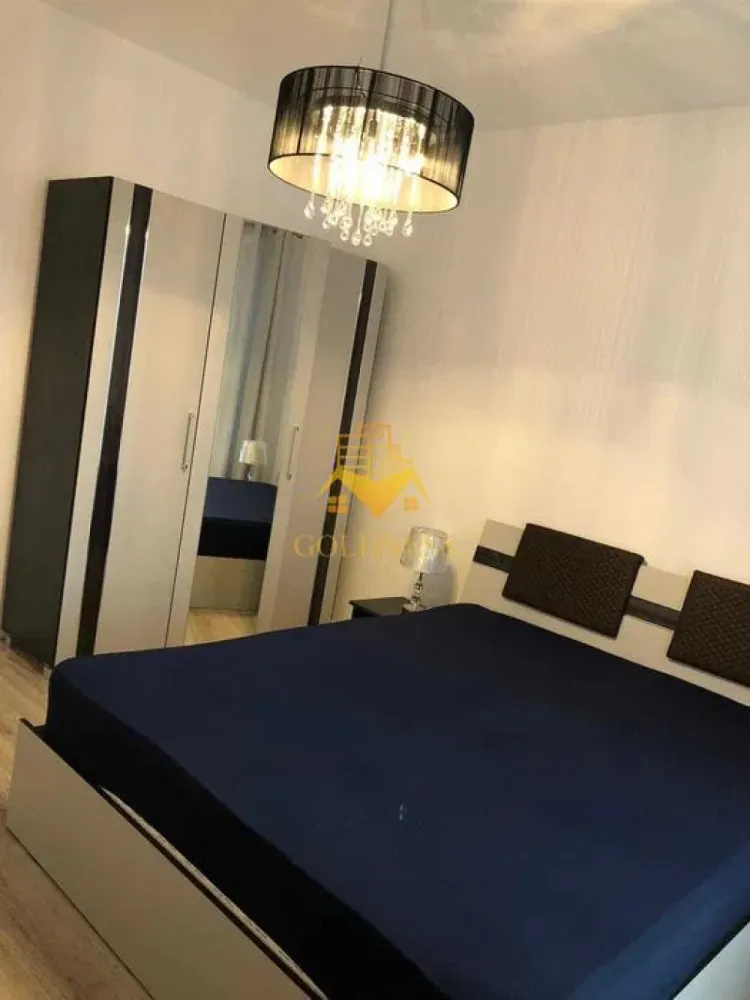2 Camere decomadate, Park Lake,Iulius Mall,FSEGA,Bloc nou,Intre lacuri - GOLDNESS Imobiliare vă propune spre închiriere un apartament cu 2 camere complet mobilat și utilat, la etajul 1 într-un imobil de 10 etaje, în Cartierul Intre lacuri.
Se poate inchiria loc de parcare cu 50 euro.
Se află în apropierea stațiilor de transport în comun, magazine, restaurante, spații verzi, farmacii, etc. 

Apartamentul este compartimentat astfel:
 - dormitor cu pat matrimonial, dressing, noptiere
 - living cu bucatarie open space complet utilată și mobilată, canapea extensibilă, loc de servit masa 
 - baie cu dus walk-in, calorifer port prosop și dulap pentru depozitare.
 - balcon 7 mp.

Imobilul este dotat cu toate cele necesare- centrală proprie, frigider, aragaz, hotă, mașină de spălat haine, etc. 

Dacă sunteți interesați de acest apartament și doriți să îl vizionați, dar și pentru alte oferte nu ezitați să ne contactați telefonic sau prin e-mail. Vă stăm la dispoziție!
Pentru intermediere se percepe un comision de 50% din prețul chiriei!
