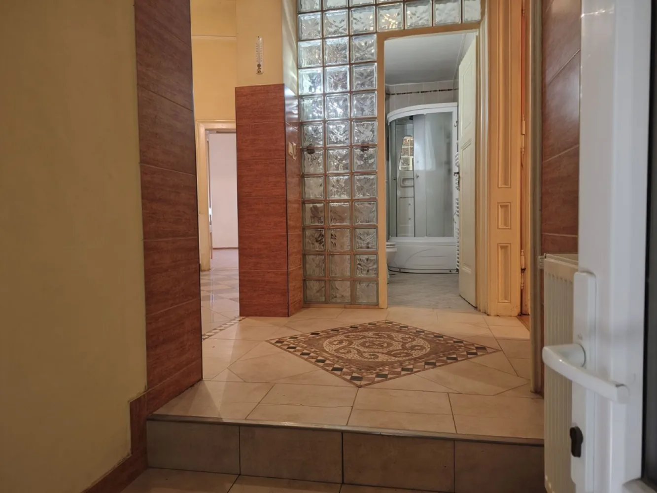 Apartament la casă cu front stradal, str. M. Eminescu. 119 900 E. - De vânzare: apartament la casă, 3 camere, cu front stradal, situat în zona ultracentrală a orașului, pe strada Mihai Eminescu, într-o curte comună cu încă doi proprietari. 119 900 E .Comision 0.

 Proprietatea reprezintă o oportunitate excelentă atât pentru locuință, cât și pentru investiție, datorită poziționării centrale și potențialului de amenajare.
Imobilul este construit din cărămidă și oferă posibilitatea de mansardare. În plus, dispune de 3 boxe la subsol, cu o suprafață totală de aproximativ 45 mp, ideale pentru depozitare sau amenajare suplimentară.

Suprafețe:
• Cotă parte teren: 130 mp
• Suprafață construită: 83 mp
• Suprafață utilă: 61 mp

Compartimentare:
• Hol de acces
• Bucătărie
• 3 camere
• Debara
• Baie

Locuința beneficiază de front stradal și se află într-o zonă cu acces rapid către toate punctele de interes ale orașului: restaurante, școli, instituții, magazine și mijloace de transport.
Fațada casei necesită renovare, oferind viitorului proprietar posibilitatea de a personaliza aspectul exterior după propriul gust.

Pentru mai multe informatii sau pentru vizionare, 0751 777 844 Madian Bosca