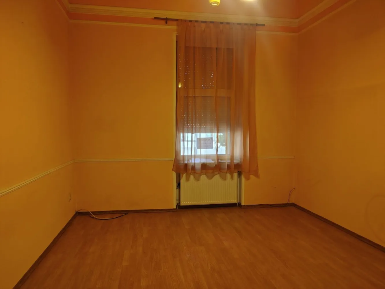 Apartament la casă cu front stradal, str. M. Eminescu. 119 900 E. - De vânzare: apartament la casă, 3 camere, cu front stradal, situat în zona ultracentrală a orașului, pe strada Mihai Eminescu, într-o curte comună cu încă doi proprietari. 119 900 E .Comision 0.

 Proprietatea reprezintă o oportunitate excelentă atât pentru locuință, cât și pentru investiție, datorită poziționării centrale și potențialului de amenajare.
Imobilul este construit din cărămidă și oferă posibilitatea de mansardare. În plus, dispune de 3 boxe la subsol, cu o suprafață totală de aproximativ 45 mp, ideale pentru depozitare sau amenajare suplimentară.

Suprafețe:
• Cotă parte teren: 130 mp
• Suprafață construită: 83 mp
• Suprafață utilă: 61 mp

Compartimentare:
• Hol de acces
• Bucătărie
• 3 camere
• Debara
• Baie

Locuința beneficiază de front stradal și se află într-o zonă cu acces rapid către toate punctele de interes ale orașului: restaurante, școli, instituții, magazine și mijloace de transport.
Fațada casei necesită renovare, oferind viitorului proprietar posibilitatea de a personaliza aspectul exterior după propriul gust.

Pentru mai multe informatii sau pentru vizionare, 0751 777 844 Madian Bosca