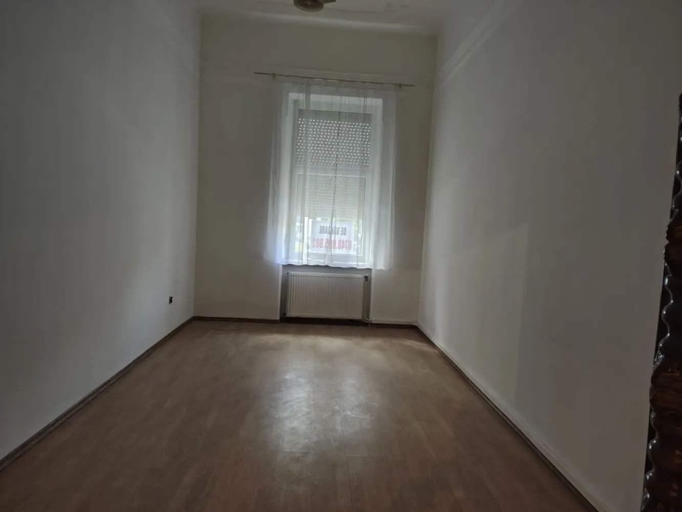 Apartament la casă cu front stradal, str. M. Eminescu. 119 900 E. - De vânzare: apartament la casă, 3 camere, cu front stradal, situat în zona ultracentrală a orașului, pe strada Mihai Eminescu, într-o curte comună cu încă doi proprietari. 119 900 E .Comision 0.

 Proprietatea reprezintă o oportunitate excelentă atât pentru locuință, cât și pentru investiție, datorită poziționării centrale și potențialului de amenajare.
Imobilul este construit din cărămidă și oferă posibilitatea de mansardare. În plus, dispune de 3 boxe la subsol, cu o suprafață totală de aproximativ 45 mp, ideale pentru depozitare sau amenajare suplimentară.

Suprafețe:
• Cotă parte teren: 130 mp
• Suprafață construită: 83 mp
• Suprafață utilă: 61 mp

Compartimentare:
• Hol de acces
• Bucătărie
• 3 camere
• Debara
• Baie

Locuința beneficiază de front stradal și se află într-o zonă cu acces rapid către toate punctele de interes ale orașului: restaurante, școli, instituții, magazine și mijloace de transport.
Fațada casei necesită renovare, oferind viitorului proprietar posibilitatea de a personaliza aspectul exterior după propriul gust.

Pentru mai multe informatii sau pentru vizionare, 0751 777 844 Madian Bosca