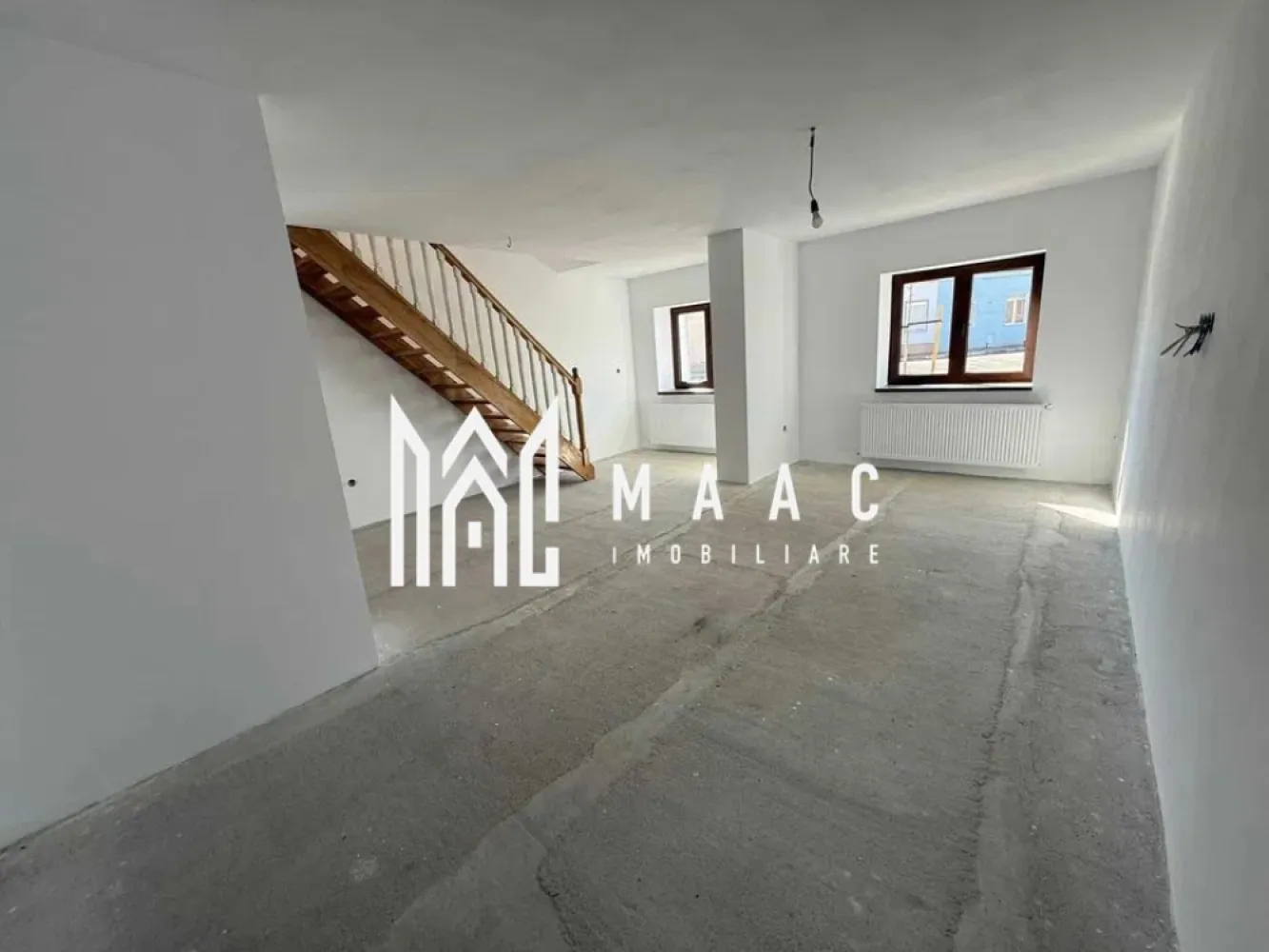 Casa Predare la Cheie | 3 camere | Curte 120 MP - MAAC Imobiliare va prezinta spre vanzare o casă cu predare la cheie pe Calea Surii Mici. Suprafață și compartimentare: Suprafața utilă este de 102 mp Suprafața curții este de 120 mp Calea de acces comună are 40 mp Deschiderea casei este de 7 ml. Casa este compartimentată astfel: Parter – 70 mp, compus din hol și bucătărie (17 mp), living spațios (44 mp) și baie (7,5 mp) Etaj – 32 mp, reprezentând mansarda Renovare completă în 2024 Casa a fost reabilitată și renovată integral. Printre îmbunătățirile aduse se numără: Ferestre și ușă de intrare marca Kommerling Acoperiș complet nou, dotat cu ferestre de mansardă Roto Instalații electrice, termice și de apă complet noi Izolație exterioară cu termosistem performant Tencuieli, glet, vopsea lavabilă și finisaje exterioare decorative Curte amenajată cu pavaj nou. Facilități și confort: Curte privată de 120 mp, cu posibilitatea de amenajare a unui spațiu verde Două locuri de parcare private, cu posibilitatea de extindere Infrastructură pregătită pentru zonă de grill/grătar (apă, electricitate, canalizare) Iluminat perimetral pregătit pentru montarea corpurilor de iluminat. Pentru mai multe detalii precizati telefonic ca ati vazut anuntul cu ID: CP2427097 }}