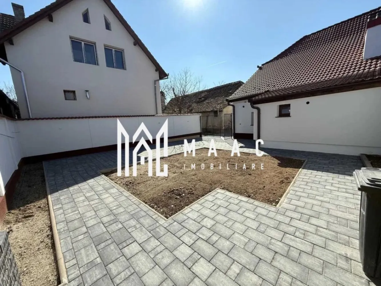 Casa Predare la Cheie | 3 camere | Curte 120 MP - MAAC Imobiliare va prezinta spre vanzare o casă cu predare la cheie pe Calea Surii Mici. Suprafață și compartimentare: Suprafața utilă este de 102 mp Suprafața curții este de 120 mp Calea de acces comună are 40 mp Deschiderea casei este de 7 ml. Casa este compartimentată astfel: Parter – 70 mp, compus din hol și bucătărie (17 mp), living spațios (44 mp) și baie (7,5 mp) Etaj – 32 mp, reprezentând mansarda Renovare completă în 2024 Casa a fost reabilitată și renovată integral. Printre îmbunătățirile aduse se numără: Ferestre și ușă de intrare marca Kommerling Acoperiș complet nou, dotat cu ferestre de mansardă Roto Instalații electrice, termice și de apă complet noi Izolație exterioară cu termosistem performant Tencuieli, glet, vopsea lavabilă și finisaje exterioare decorative Curte amenajată cu pavaj nou. Facilități și confort: Curte privată de 120 mp, cu posibilitatea de amenajare a unui spațiu verde Două locuri de parcare private, cu posibilitatea de extindere Infrastructură pregătită pentru zonă de grill/grătar (apă, electricitate, canalizare) Iluminat perimetral pregătit pentru montarea corpurilor de iluminat. Pentru mai multe detalii precizati telefonic ca ati vazut anuntul cu ID: CP2427097 }}