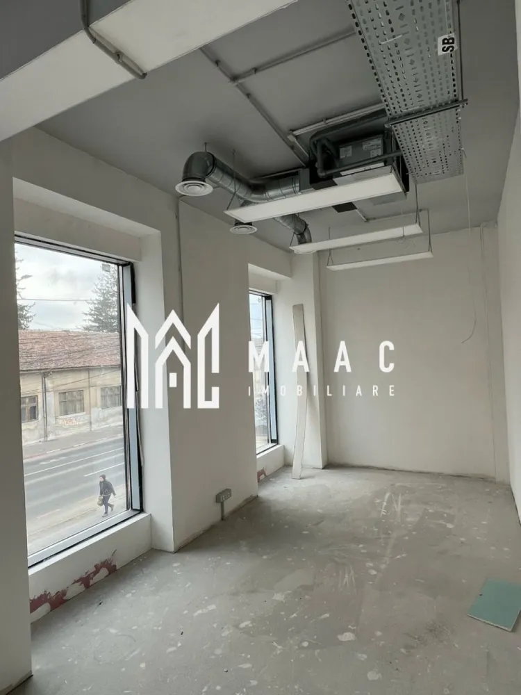 Spatiu birouri | Etaj 3 | 200 MP | Lift | Zona Garii - MAAC Imobiliare va propune un spațiu de birouri de închiriat in Zona Garii, Promenada Mall, Sibiu. Acces facil către transportul public și principalele artere ale orașului. Caracteristici: Disponibilitate: Etajul 2 și Etajul 3 Se pot inchiria separat sau impreuna Suprafață utilă per etaj: 200 mp open space Compartimentare: Open space cu două grupuri sanitare Pretabil pentru orice tip de activitate. Parcare: Locuri de parcare disponibile atât în fața, cât și în spatele clădirii Fiecare etaj beneficiază de trei locuri de parcare subterane incluse în preț. Facilități și dotări: Încălzire și răcire prin ventiloconvectoare Autorizatie ISU, clădire sigură și conformă cu toate normele Lift de opt persoane Sisteme de securitate cu supraveghere video și sisteme antiefracție Fațadă ventilată Spațiul se predă la cheie, gata de utilizare fără investiții suplimentare. Condiții financiare: Prețul include trei locuri de parcare subterane La preț se adaugă TVA Ultimele spații disponibile Clădirea are patru etaje, ultimul etaj fiind penthouse Mai sunt disponibile doar etajele doi și trei. Pentru mai multe detalii precizati telefonic ca ati vazut anuntul cu ID: CP2404492 }}