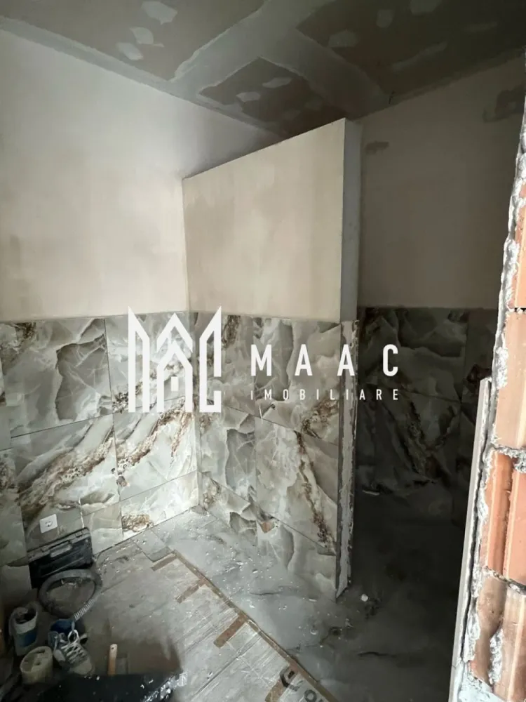 Spatiu birouri | Etaj 3 | 200 MP | Lift | Zona Garii - MAAC Imobiliare va propune un spațiu de birouri de închiriat in Zona Garii, Promenada Mall, Sibiu. Acces facil către transportul public și principalele artere ale orașului. Caracteristici: Disponibilitate: Etajul 2 și Etajul 3 Se pot inchiria separat sau impreuna Suprafață utilă per etaj: 200 mp open space Compartimentare: Open space cu două grupuri sanitare Pretabil pentru orice tip de activitate. Parcare: Locuri de parcare disponibile atât în fața, cât și în spatele clădirii Fiecare etaj beneficiază de trei locuri de parcare subterane incluse în preț. Facilități și dotări: Încălzire și răcire prin ventiloconvectoare Autorizatie ISU, clădire sigură și conformă cu toate normele Lift de opt persoane Sisteme de securitate cu supraveghere video și sisteme antiefracție Fațadă ventilată Spațiul se predă la cheie, gata de utilizare fără investiții suplimentare. Condiții financiare: Prețul include trei locuri de parcare subterane La preț se adaugă TVA Ultimele spații disponibile Clădirea are patru etaje, ultimul etaj fiind penthouse Mai sunt disponibile doar etajele doi și trei. Pentru mai multe detalii precizati telefonic ca ati vazut anuntul cu ID: CP2404492 }}