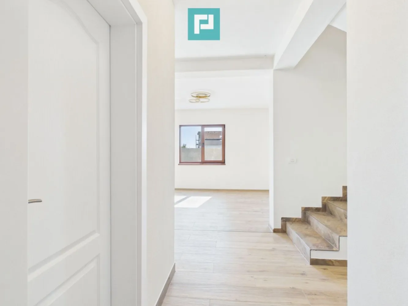 Duplex 5 camere Dumbrăvița - Property Lab va oferă spre închiriere duplex nou, modern, cu o suprafață utilă de 130 mp, ideal pentru familie.

Imobilul este compartimentat inteligent și dispune de 5 camere: 4 dormitoare spațioase, dintre care dormitorul matrimonial beneficiază de dressing propriu, iar camera de la parter poate fi utilizată ca birou sau cameră de oaspeți. Locuința are 2 băi complet echipate.

Confortul este asigurat de centrală proprie pe gaz, încălzire în pardoseală și termostat digital în fiecare cameră. Bucătăria este închisă, oferind un spațiu practic și bine delimitat. În plus, imobilul este dotat cu sistem de alarmă și videointerfon.

Exteriorul este la fel de bine pus la punct: curte pavată și complet amenajată, sistem automat de irigare, poartă cu acționare electrică și 2 locuri de parcare în curte.

Proprietatea se remarcă prin finisaje moderne, funcționalitate și un nivel ridicat de confort.

Pentru mai multe informații sau pentru programarea unei vizionări, vă rugăm să contactați agenția la numărul de telefon 0766 416 968.

Preț chirie:900 €/ luna

Ștefanica Amariei- Consultant imobiliar PropertyLab

Telefon: 0745811904

E-mail: stefanica.amariei@propertylab.ro

CP2901239