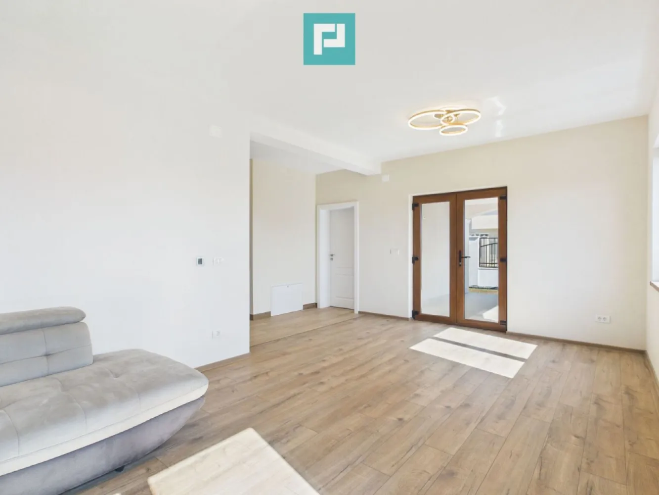 Duplex 5 camere Dumbrăvița - Property Lab va oferă spre închiriere duplex nou, modern, cu o suprafață utilă de 130 mp, ideal pentru familie.

Imobilul este compartimentat inteligent și dispune de 5 camere: 4 dormitoare spațioase, dintre care dormitorul matrimonial beneficiază de dressing propriu, iar camera de la parter poate fi utilizată ca birou sau cameră de oaspeți. Locuința are 2 băi complet echipate.

Confortul este asigurat de centrală proprie pe gaz, încălzire în pardoseală și termostat digital în fiecare cameră. Bucătăria este închisă, oferind un spațiu practic și bine delimitat. În plus, imobilul este dotat cu sistem de alarmă și videointerfon.

Exteriorul este la fel de bine pus la punct: curte pavată și complet amenajată, sistem automat de irigare, poartă cu acționare electrică și 2 locuri de parcare în curte.

Proprietatea se remarcă prin finisaje moderne, funcționalitate și un nivel ridicat de confort.

Pentru mai multe informații sau pentru programarea unei vizionări, vă rugăm să contactați agenția la numărul de telefon 0766 416 968.

Preț chirie:900 €/ luna

Ștefanica Amariei- Consultant imobiliar PropertyLab

Telefon: 0745811904

E-mail: stefanica.amariei@propertylab.ro

CP2901239