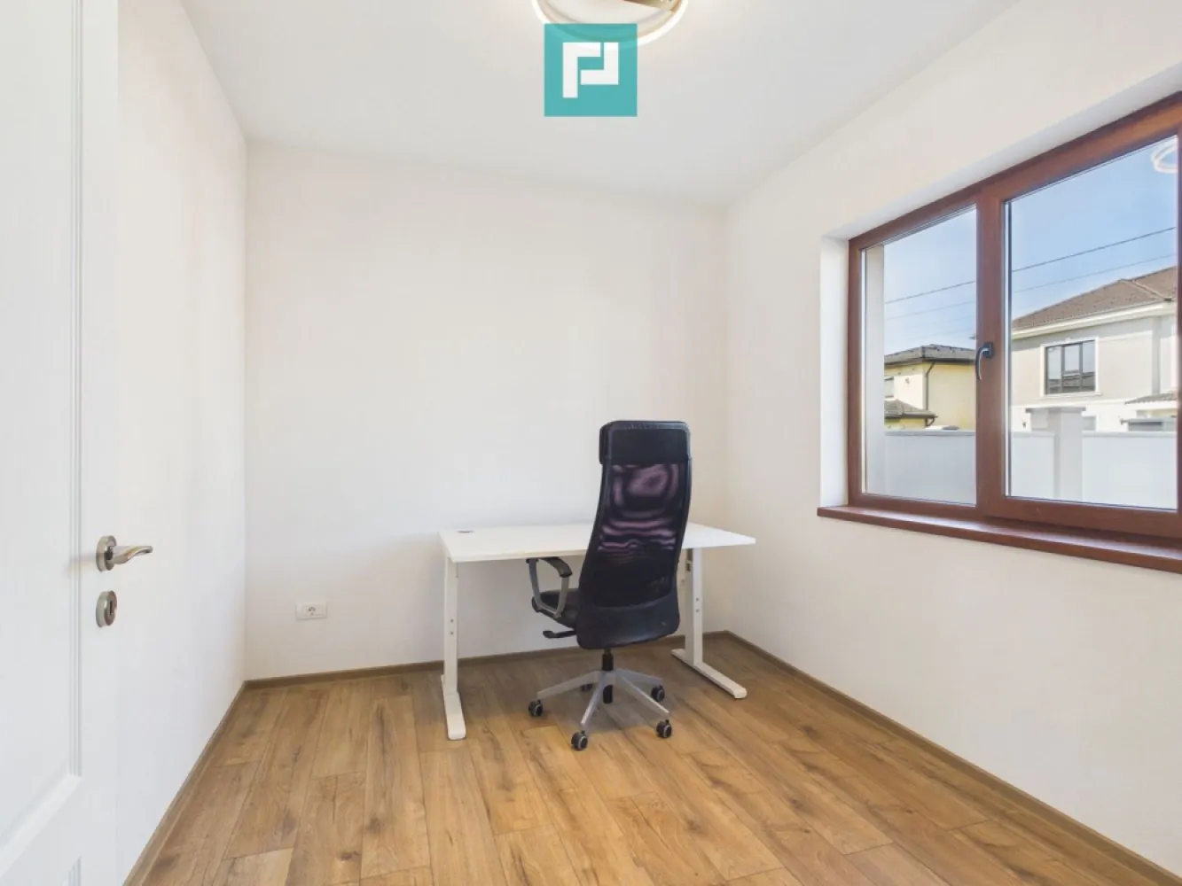 Duplex 5 camere Dumbrăvița - Property Lab va oferă spre închiriere duplex nou, modern, cu o suprafață utilă de 130 mp, ideal pentru familie.

Imobilul este compartimentat inteligent și dispune de 5 camere: 4 dormitoare spațioase, dintre care dormitorul matrimonial beneficiază de dressing propriu, iar camera de la parter poate fi utilizată ca birou sau cameră de oaspeți. Locuința are 2 băi complet echipate.

Confortul este asigurat de centrală proprie pe gaz, încălzire în pardoseală și termostat digital în fiecare cameră. Bucătăria este închisă, oferind un spațiu practic și bine delimitat. În plus, imobilul este dotat cu sistem de alarmă și videointerfon.

Exteriorul este la fel de bine pus la punct: curte pavată și complet amenajată, sistem automat de irigare, poartă cu acționare electrică și 2 locuri de parcare în curte.

Proprietatea se remarcă prin finisaje moderne, funcționalitate și un nivel ridicat de confort.

Pentru mai multe informații sau pentru programarea unei vizionări, vă rugăm să contactați agenția la numărul de telefon 0766 416 968.

Preț chirie:900 €/ luna

Ștefanica Amariei- Consultant imobiliar PropertyLab

Telefon: 0745811904

E-mail: stefanica.amariei@propertylab.ro

CP2901239