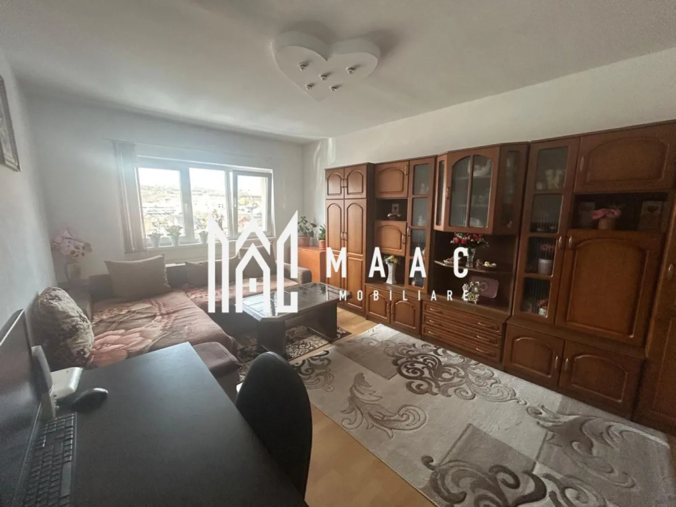 Apartament 3 Camere I Decomandat I 2 Bai I Etaj 2 I Cisnadie - Va propunem spre vanzare un apartament decomandat de 3 camere situat la etajul 2/4 al unui imobil din Cisnadie. Locuinta cuprinde: hol intrare, living, 2 dormitoare, bucatarie, 2 bai, logie. Aferent; pivnita. Dotari: Se vinde mobilat si utilat. Incalzire: Centrala proprie. Facilitati: Acces rapid la mijloace de transport in comun, magazine, farmaci, restaurante si spati verzii. Pentru mai multe detalii precizati telefonic ca ati vazut anuntul cu: ID: CP2395042 }}