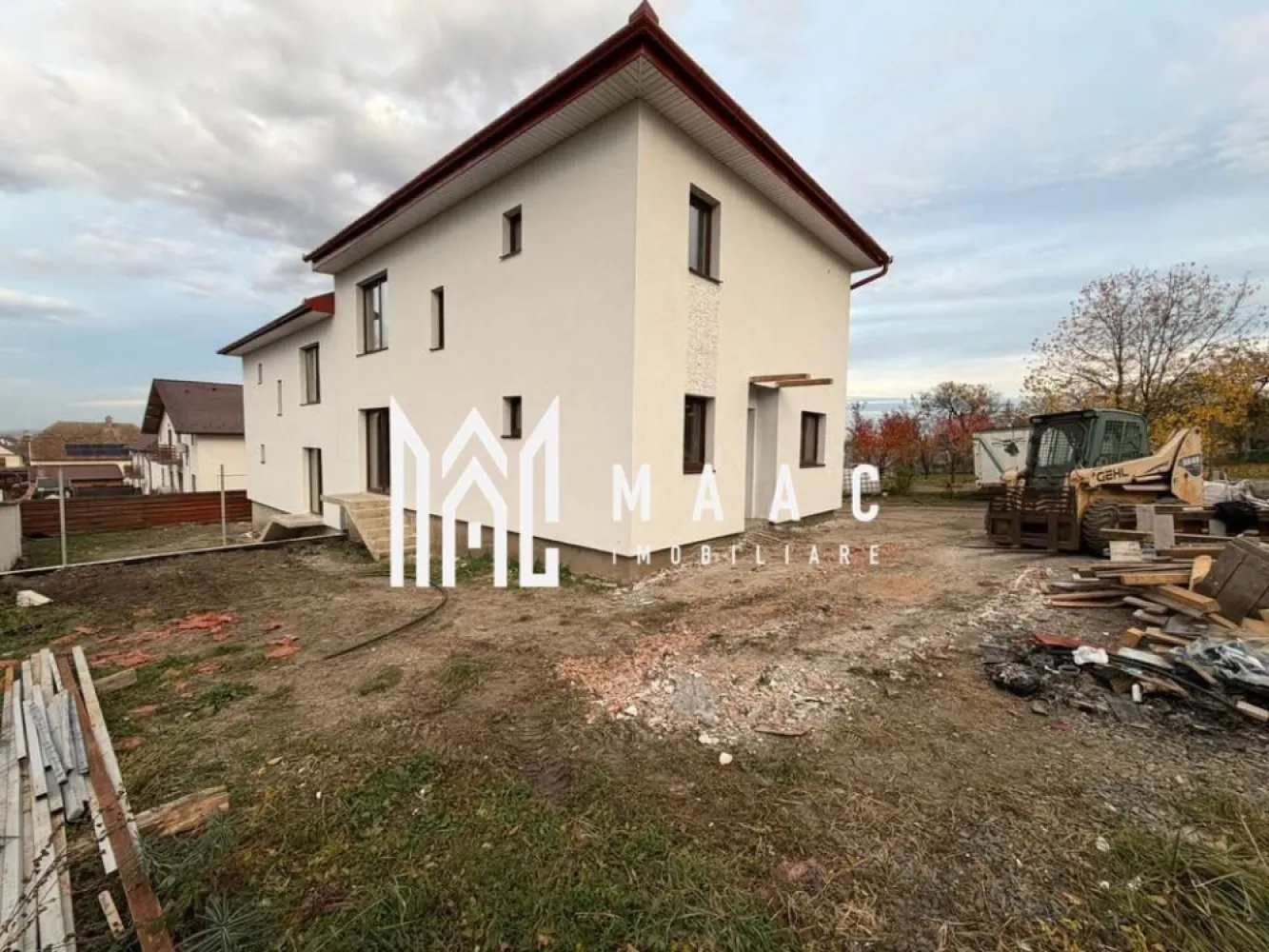 Casă Tip Duplex | 4 Camere | 2 Balcoane | Terasă | Șura Mică - Maac Imobiliare prezintă spre vânzare o vilă tip duplex, situată într-o zonă liniștită din Șura Mică, cu acces facil către Sibiu și în imediata apropiere a punctelor de interes. Caracteristici generale: Regim de înălțime: P+E+Pod Suprafață utilă: 120 mp Suprafață construită: 150 mp Amprentă la sol: 70 mp Suprafață teren: 190 mp Suprafață curte liberă: 120 mp An construcție: 2024 Stadiu: Finalizată, predare la alb Compartimentare: Parter: Living spațios, bucătărie închisă, baie, terasă generoasă Etaj: 3 dormitoare, baie, 2 balcoane Pod: Disponibil pe toată suprafața casei Dotări și beneficii: Încălzire prin pardoseală la parter și calorifere la etaj Centrală termică pe gaz Geamuri termopan de înaltă calitate Perete dublu, izolat între case Acoperiș din țiglă Loc de parcare inclus în preț Curte cu acces auto Pentru mai multe detalii precizati telefonic ca ati vazut anuntul ID: CP2396186 }}