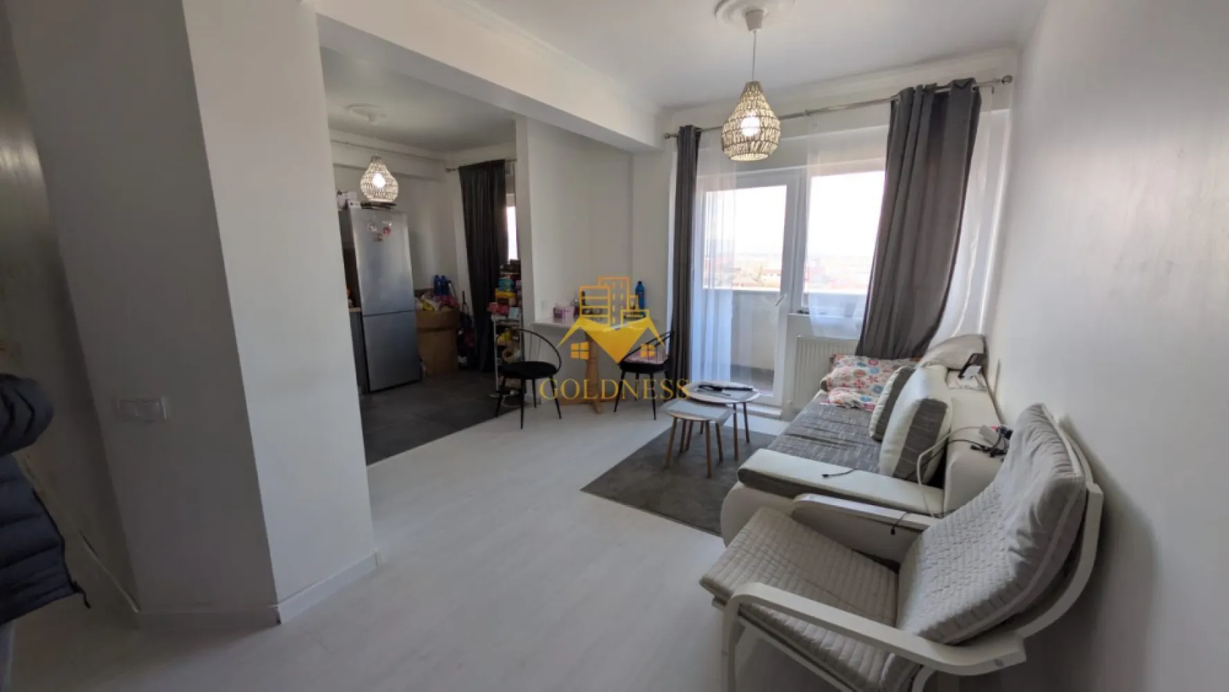 2 camere semidecomandate, Florești, Parcare, LIDL - GOLDNESS Imobiliare vă propune spre vânzare un apartament cu 2 camere semidecomandate, complet mobilat și utilat, situat la etajul 5 din 5 al unui imobil din Florești.

Apartamentul dispune de loc de parcare!

Locuința se află în apropierea stațiilor de transport în comun, magazinelor, restaurantelor, spațiilor verzi și farmaciilor.

Compartimentarea este următoarea:

- dormitor cu pat matrimonial, dulap și noptiere
-living cu bucătărie open space complet mobilată și utilată, loc de servit masa, TV și aer condiționat
-baie cu duș walk-in, calorifer port prosop și spațiu pentru depozitare
-balcon de aproximativ 10 mp

Imobilul este dotat cu toate utilitățile necesare: centrală termică proprie, frigider, aragaz, hotă, mașină de spălat haine, aer condiționat, TV etc.

Pentru mai multe detalii sau pentru programarea unei vizionări, vă stăm la dispoziție telefonic sau prin e-mail.

Pentru intermediere se percepe un comision de 50% din prețul de închiriere .!