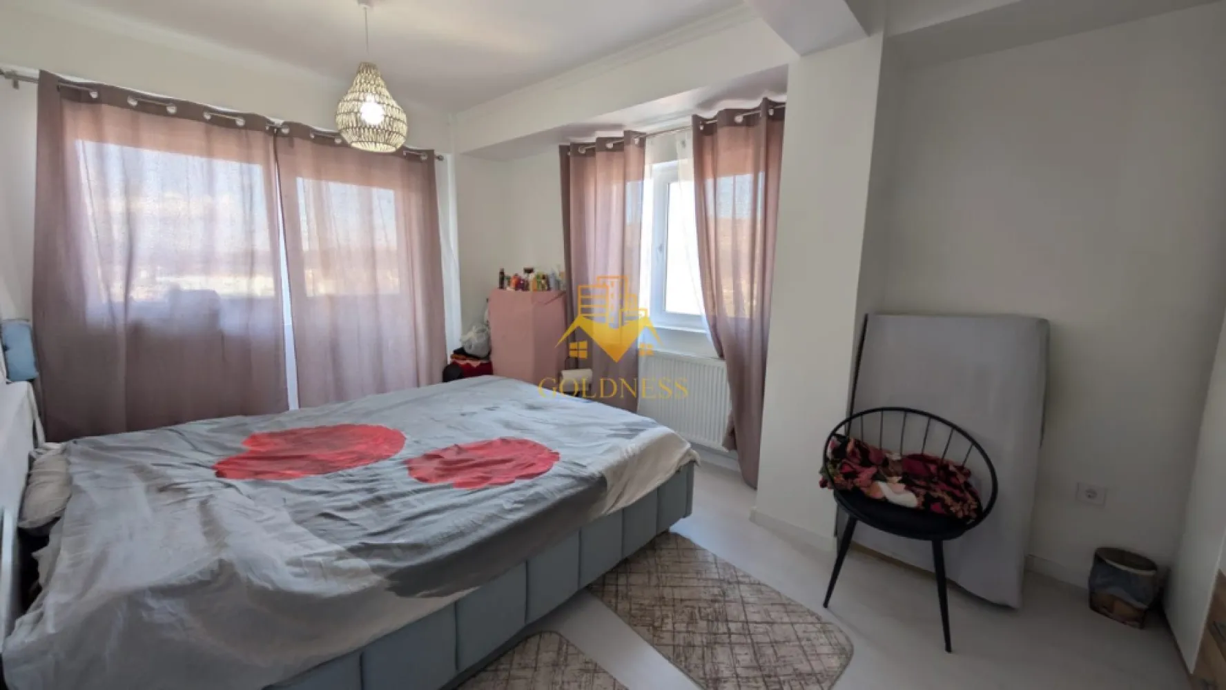 2 camere semidecomandate, Florești, Parcare, LIDL - GOLDNESS Imobiliare vă propune spre vânzare un apartament cu 2 camere semidecomandate, complet mobilat și utilat, situat la etajul 5 din 5 al unui imobil din Florești.

Apartamentul dispune de loc de parcare!

Locuința se află în apropierea stațiilor de transport în comun, magazinelor, restaurantelor, spațiilor verzi și farmaciilor.

Compartimentarea este următoarea:

- dormitor cu pat matrimonial, dulap și noptiere
-living cu bucătărie open space complet mobilată și utilată, loc de servit masa, TV și aer condiționat
-baie cu duș walk-in, calorifer port prosop și spațiu pentru depozitare
-balcon de aproximativ 10 mp

Imobilul este dotat cu toate utilitățile necesare: centrală termică proprie, frigider, aragaz, hotă, mașină de spălat haine, aer condiționat, TV etc.

Pentru mai multe detalii sau pentru programarea unei vizionări, vă stăm la dispoziție telefonic sau prin e-mail.

Pentru intermediere se percepe un comision de 50% din prețul de închiriere .!