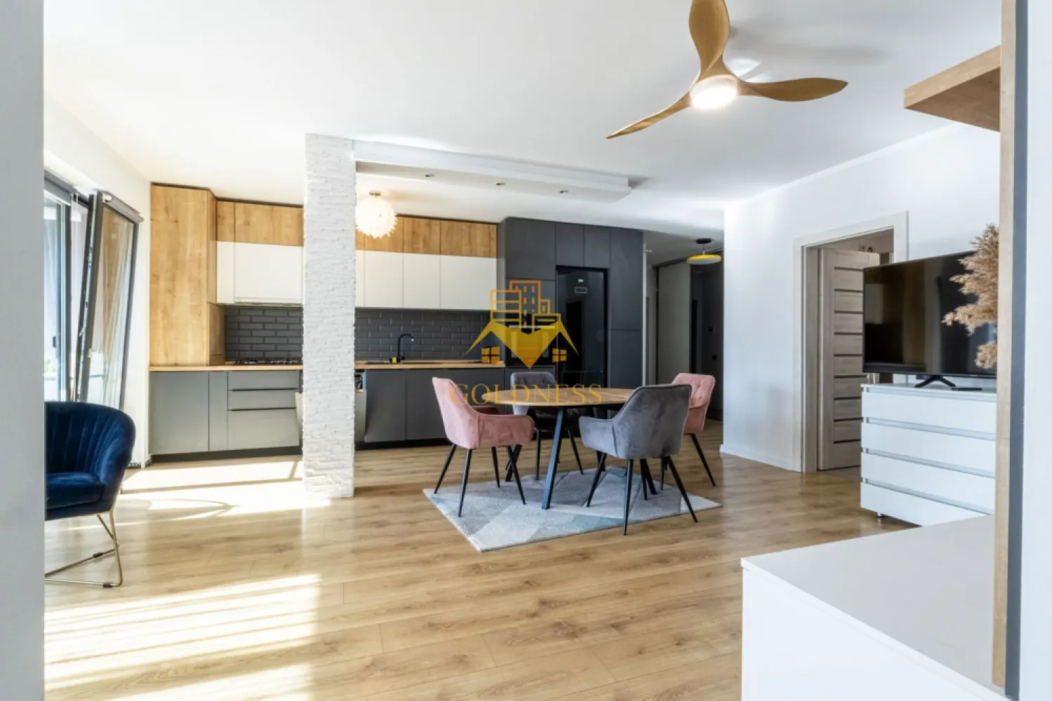 3 camere, premium, bloc nou, Buna Ziua, Zona Bonjour, ELF, Mega Image - GOLDNESS Imobiliare vă propune spre închiriere un apartament cu 3 camere complet mobilat și utilat, la etajul 3 într-un imobil de 6 etaje, în Cartierul Buna Ziua.
Dispune de loc de parcare subterana!
Se află în apropierea stațiilor de transport în comun, magazine, restaurante, spații verzi, farmacii, etc. 

Apartamentul este compartimentat astfel:
 - dormitor cu pat matrimonial, dressing, noptiere
 - dormitor cu pat matrimonial, dressing, noptiere
 - living cu bucatarie open space complet utilată și mobilată, canapea extensibilă, loc de servit masa 
 - baie cu cada. calorifer port prosop și dulap pentru depozitare.
 - terasa de 10 mp.
 - balcon de 3 mp

Imobilul este dotat cu toate cele necesare- centrală proprie, frigider, aragaz, hotă, mașină de spălat haine, etc. 

Dacă sunteți interesați de acest apartament și doriți să îl vizionați, dar și pentru alte oferte nu ezitați să ne contactați telefonic sau prin e-mail. Vă stăm la dispoziție!
Pentru intermediere se percepe un comision de 50% din prețul chiriei!