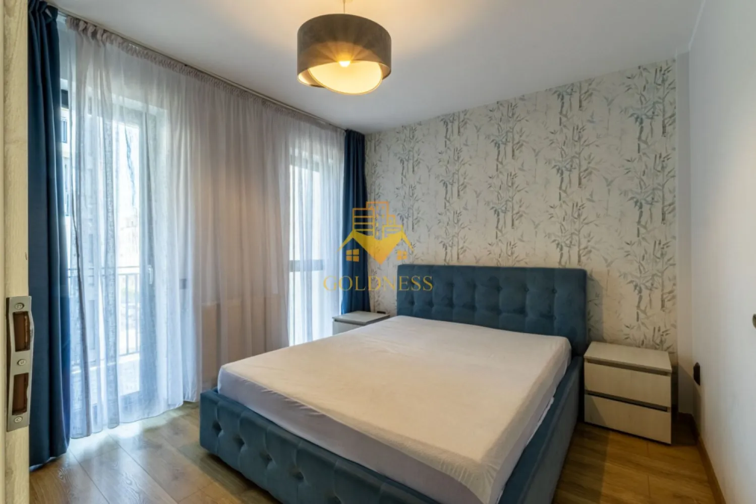 3 camere, premium, bloc nou, Buna Ziua, Zona Bonjour, ELF, Mega Image - GOLDNESS Imobiliare vă propune spre închiriere un apartament cu 3 camere complet mobilat și utilat, la etajul 3 într-un imobil de 6 etaje, în Cartierul Buna Ziua.
Dispune de loc de parcare subterana!
Se află în apropierea stațiilor de transport în comun, magazine, restaurante, spații verzi, farmacii, etc. 

Apartamentul este compartimentat astfel:
 - dormitor cu pat matrimonial, dressing, noptiere
 - dormitor cu pat matrimonial, dressing, noptiere
 - living cu bucatarie open space complet utilată și mobilată, canapea extensibilă, loc de servit masa 
 - baie cu cada. calorifer port prosop și dulap pentru depozitare.
 - terasa de 10 mp.
 - balcon de 3 mp

Imobilul este dotat cu toate cele necesare- centrală proprie, frigider, aragaz, hotă, mașină de spălat haine, etc. 

Dacă sunteți interesați de acest apartament și doriți să îl vizionați, dar și pentru alte oferte nu ezitați să ne contactați telefonic sau prin e-mail. Vă stăm la dispoziție!
Pentru intermediere se percepe un comision de 50% din prețul chiriei!