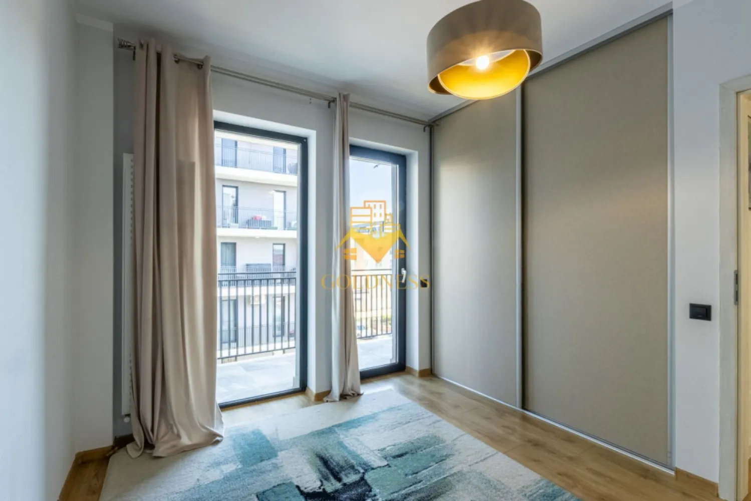 3 camere, premium, bloc nou, Buna Ziua, Zona Bonjour, ELF, Mega Image - GOLDNESS Imobiliare vă propune spre închiriere un apartament cu 3 camere complet mobilat și utilat, la etajul 3 într-un imobil de 6 etaje, în Cartierul Buna Ziua.
Dispune de loc de parcare subterana!
Se află în apropierea stațiilor de transport în comun, magazine, restaurante, spații verzi, farmacii, etc. 

Apartamentul este compartimentat astfel:
 - dormitor cu pat matrimonial, dressing, noptiere
 - dormitor cu pat matrimonial, dressing, noptiere
 - living cu bucatarie open space complet utilată și mobilată, canapea extensibilă, loc de servit masa 
 - baie cu cada. calorifer port prosop și dulap pentru depozitare.
 - terasa de 10 mp.
 - balcon de 3 mp

Imobilul este dotat cu toate cele necesare- centrală proprie, frigider, aragaz, hotă, mașină de spălat haine, etc. 

Dacă sunteți interesați de acest apartament și doriți să îl vizionați, dar și pentru alte oferte nu ezitați să ne contactați telefonic sau prin e-mail. Vă stăm la dispoziție!
Pentru intermediere se percepe un comision de 50% din prețul chiriei!