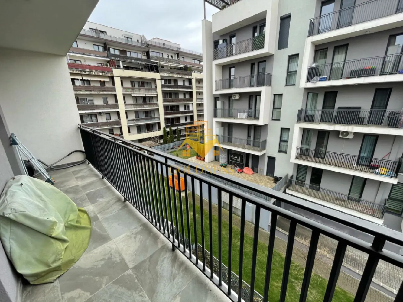 3 camere, premium, bloc nou, Buna Ziua, Zona Bonjour, ELF, Mega Image - GOLDNESS Imobiliare vă propune spre închiriere un apartament cu 3 camere complet mobilat și utilat, la etajul 3 într-un imobil de 6 etaje, în Cartierul Buna Ziua.
Dispune de loc de parcare subterana!
Se află în apropierea stațiilor de transport în comun, magazine, restaurante, spații verzi, farmacii, etc. 

Apartamentul este compartimentat astfel:
 - dormitor cu pat matrimonial, dressing, noptiere
 - dormitor cu pat matrimonial, dressing, noptiere
 - living cu bucatarie open space complet utilată și mobilată, canapea extensibilă, loc de servit masa 
 - baie cu cada. calorifer port prosop și dulap pentru depozitare.
 - terasa de 10 mp.
 - balcon de 3 mp

Imobilul este dotat cu toate cele necesare- centrală proprie, frigider, aragaz, hotă, mașină de spălat haine, etc. 

Dacă sunteți interesați de acest apartament și doriți să îl vizionați, dar și pentru alte oferte nu ezitați să ne contactați telefonic sau prin e-mail. Vă stăm la dispoziție!
Pentru intermediere se percepe un comision de 50% din prețul chiriei!