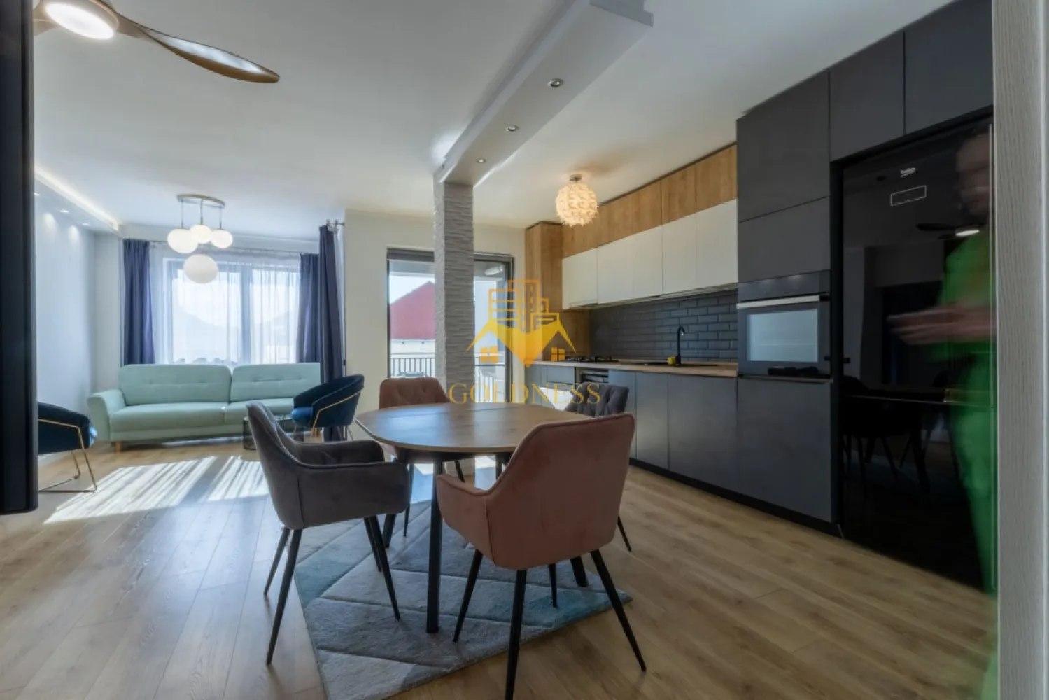 3 camere, premium, bloc nou, Buna Ziua, Zona Bonjour, ELF, Mega Image - GOLDNESS Imobiliare vă propune spre închiriere un apartament cu 3 camere complet mobilat și utilat, la etajul 3 într-un imobil de 6 etaje, în Cartierul Buna Ziua.
Dispune de loc de parcare subterana!
Se află în apropierea stațiilor de transport în comun, magazine, restaurante, spații verzi, farmacii, etc. 

Apartamentul este compartimentat astfel:
 - dormitor cu pat matrimonial, dressing, noptiere
 - dormitor cu pat matrimonial, dressing, noptiere
 - living cu bucatarie open space complet utilată și mobilată, canapea extensibilă, loc de servit masa 
 - baie cu cada. calorifer port prosop și dulap pentru depozitare.
 - terasa de 10 mp.
 - balcon de 3 mp

Imobilul este dotat cu toate cele necesare- centrală proprie, frigider, aragaz, hotă, mașină de spălat haine, etc. 

Dacă sunteți interesați de acest apartament și doriți să îl vizionați, dar și pentru alte oferte nu ezitați să ne contactați telefonic sau prin e-mail. Vă stăm la dispoziție!
Pentru intermediere se percepe un comision de 50% din prețul chiriei!