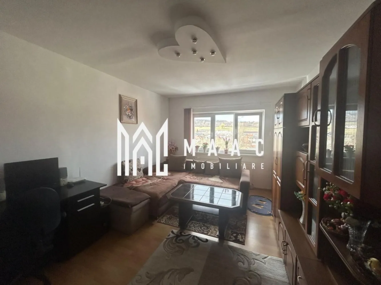 Apartament 3 Camere I Decomandat I 2 Bai I Etaj 2 I Cisnadie - Va propunem spre vanzare un apartament decomandat de 3 camere situat la etajul 2/4 al unui imobil din Cisnadie. Locuinta cuprinde: hol intrare, living, 2 dormitoare, bucatarie, 2 bai, logie. Aferent; pivnita. Dotari: Se vinde mobilat si utilat. Incalzire: Centrala proprie. Facilitati: Acces rapid la mijloace de transport in comun, magazine, farmaci, restaurante si spati verzii. Pentru mai multe detalii precizati telefonic ca ati vazut anuntul cu: ID: CP2395042 }}