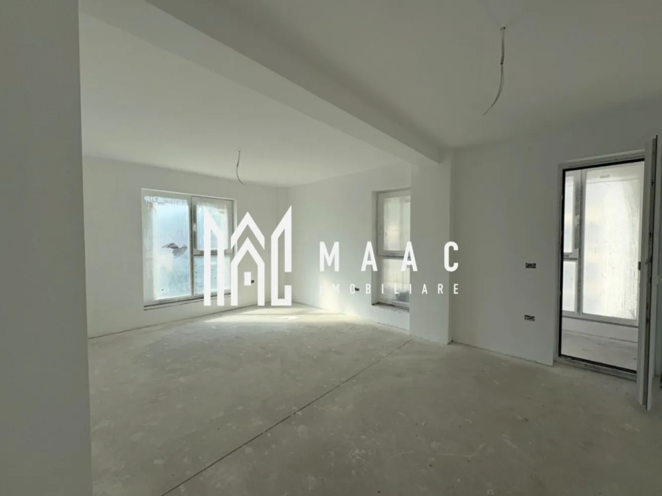 Apartament în bloc nou I 2 camere I Etajul 2 I Lift I Blaj - MAAC Imibiliare va propune spre vânzare un apartament modern și primitor, situat într-o zonă excelentă din Blaj, în imediata apropiere a fabricii Bosch, ideal atât pentru locuit, cât și pentru investiție.

Apartamentul este decomandat, amplasat la etajul 2 al unui imobil nou dotat cu lift, oferind confort, funcționalitate și o compartimentare foarte bine gândită. Este compus din living spațios, dormitor luminos, bucătărie separată și închisă, hol generos și balcon, perfect pentru momentele de relaxare.

Locuința beneficiază de încălzire în pardoseală, centrală proprie Motan și se predă la alb, oferindu-ți libertatea de a-l amenaja exact după gustul și stilul dorit. În plus, locul de parcare este inclus, un avantaj important pentru confortul de zi cu zi.

Unul dintre punctele forte ale apartamentului este priveliștea superbă: panorama asupra orașului și vederea spre dealurile din împrejurimi creează o atmosferă liniștită și relaxantă, departe de agitație, dar aproape de toate punctele de interes.

Dacă îți dorești o locuință modernă, bine poziționată și pregătită să devină “acasă”, acest apartament poate fi alegerea perfectă

Pentru mai multe detalii precizati ca ati vazut anuntul cu ID CP3071807
