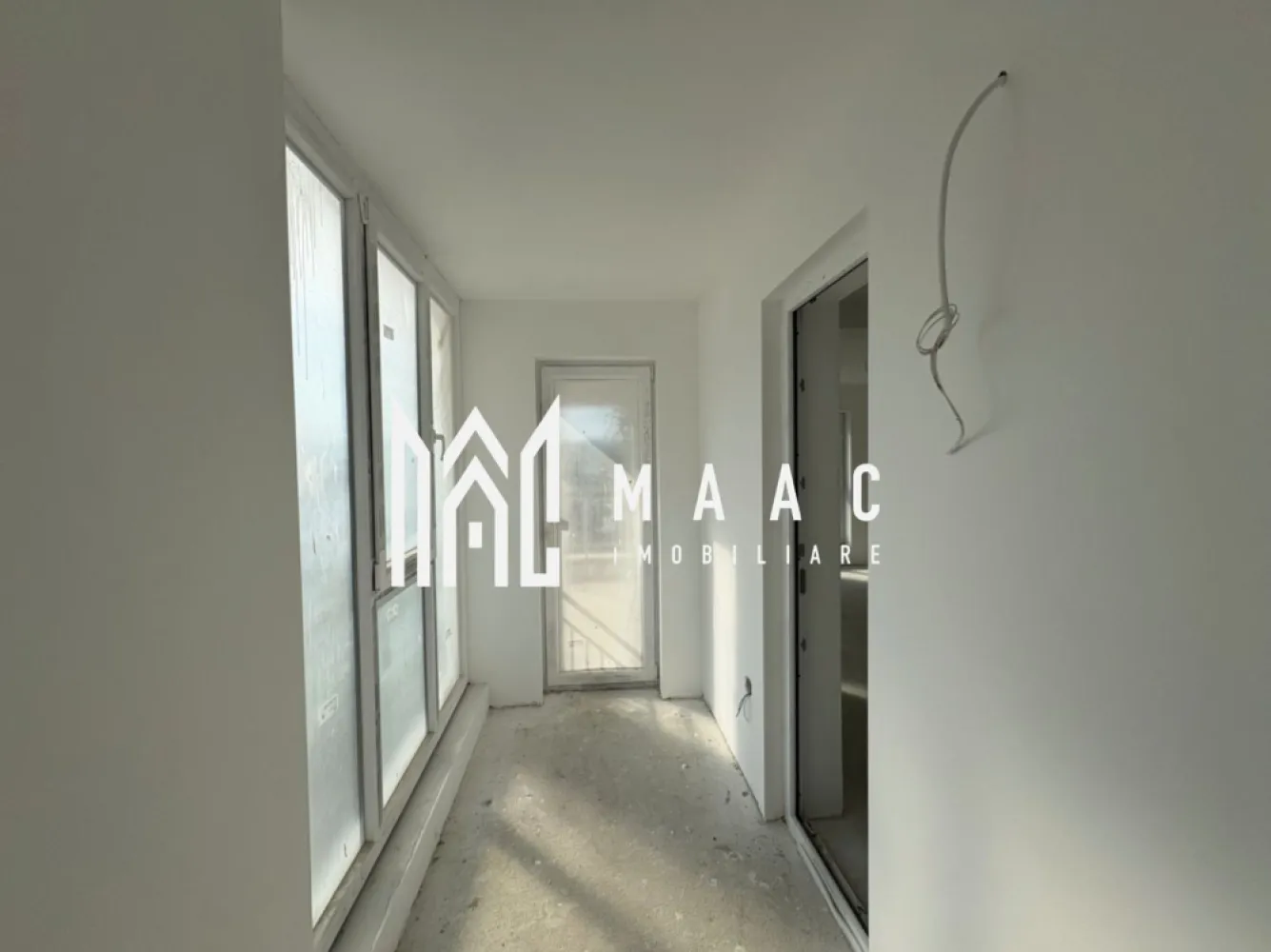 Apartament în bloc nou I 2 camere I Etajul 2 I Lift I Blaj - MAAC Imibiliare va propune spre vânzare un apartament modern și primitor, situat într-o zonă excelentă din Blaj, în imediata apropiere a fabricii Bosch, ideal atât pentru locuit, cât și pentru investiție.

Apartamentul este decomandat, amplasat la etajul 2 al unui imobil nou dotat cu lift, oferind confort, funcționalitate și o compartimentare foarte bine gândită. Este compus din living spațios, dormitor luminos, bucătărie separată și închisă, hol generos și balcon, perfect pentru momentele de relaxare.

Locuința beneficiază de încălzire în pardoseală, centrală proprie Motan și se predă la alb, oferindu-ți libertatea de a-l amenaja exact după gustul și stilul dorit. În plus, locul de parcare este inclus, un avantaj important pentru confortul de zi cu zi.

Unul dintre punctele forte ale apartamentului este priveliștea superbă: panorama asupra orașului și vederea spre dealurile din împrejurimi creează o atmosferă liniștită și relaxantă, departe de agitație, dar aproape de toate punctele de interes.

Dacă îți dorești o locuință modernă, bine poziționată și pregătită să devină “acasă”, acest apartament poate fi alegerea perfectă

Pentru mai multe detalii precizati ca ati vazut anuntul cu ID CP3071807