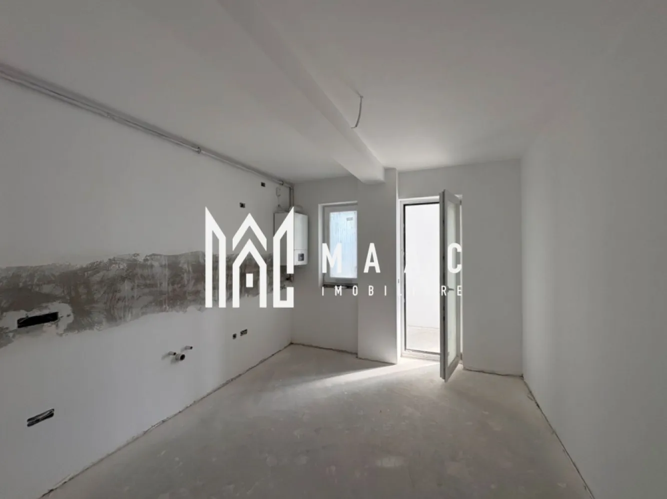 Apartament în bloc nou I 2 camere I Etajul 2 I Lift I Blaj - MAAC Imibiliare va propune spre vânzare un apartament modern și primitor, situat într-o zonă excelentă din Blaj, în imediata apropiere a fabricii Bosch, ideal atât pentru locuit, cât și pentru investiție.

Apartamentul este decomandat, amplasat la etajul 2 al unui imobil nou dotat cu lift, oferind confort, funcționalitate și o compartimentare foarte bine gândită. Este compus din living spațios, dormitor luminos, bucătărie separată și închisă, hol generos și balcon, perfect pentru momentele de relaxare.

Locuința beneficiază de încălzire în pardoseală, centrală proprie Motan și se predă la alb, oferindu-ți libertatea de a-l amenaja exact după gustul și stilul dorit. În plus, locul de parcare este inclus, un avantaj important pentru confortul de zi cu zi.

Unul dintre punctele forte ale apartamentului este priveliștea superbă: panorama asupra orașului și vederea spre dealurile din împrejurimi creează o atmosferă liniștită și relaxantă, departe de agitație, dar aproape de toate punctele de interes.

Dacă îți dorești o locuință modernă, bine poziționată și pregătită să devină “acasă”, acest apartament poate fi alegerea perfectă

Pentru mai multe detalii precizati ca ati vazut anuntul cu ID CP3071807