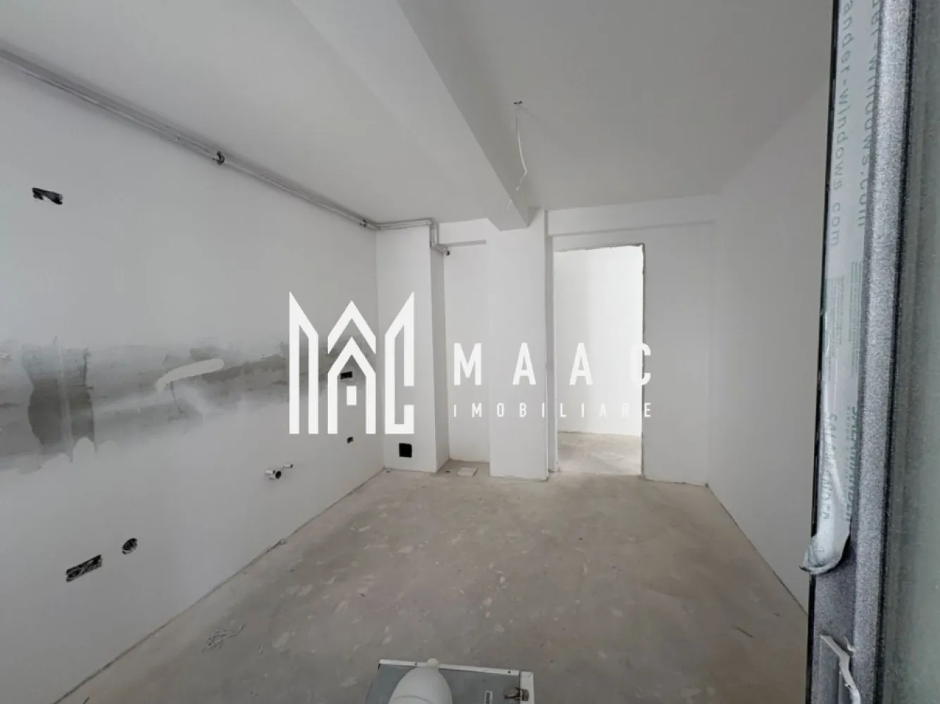 Apartament în bloc nou I 2 camere I Etajul 2 I Lift I Blaj - MAAC Imibiliare va propune spre vânzare un apartament modern și primitor, situat într-o zonă excelentă din Blaj, în imediata apropiere a fabricii Bosch, ideal atât pentru locuit, cât și pentru investiție.

Apartamentul este decomandat, amplasat la etajul 2 al unui imobil nou dotat cu lift, oferind confort, funcționalitate și o compartimentare foarte bine gândită. Este compus din living spațios, dormitor luminos, bucătărie separată și închisă, hol generos și balcon, perfect pentru momentele de relaxare.

Locuința beneficiază de încălzire în pardoseală, centrală proprie Motan și se predă la alb, oferindu-ți libertatea de a-l amenaja exact după gustul și stilul dorit. În plus, locul de parcare este inclus, un avantaj important pentru confortul de zi cu zi.

Unul dintre punctele forte ale apartamentului este priveliștea superbă: panorama asupra orașului și vederea spre dealurile din împrejurimi creează o atmosferă liniștită și relaxantă, departe de agitație, dar aproape de toate punctele de interes.

Dacă îți dorești o locuință modernă, bine poziționată și pregătită să devină “acasă”, acest apartament poate fi alegerea perfectă

Pentru mai multe detalii precizati ca ati vazut anuntul cu ID CP3071807