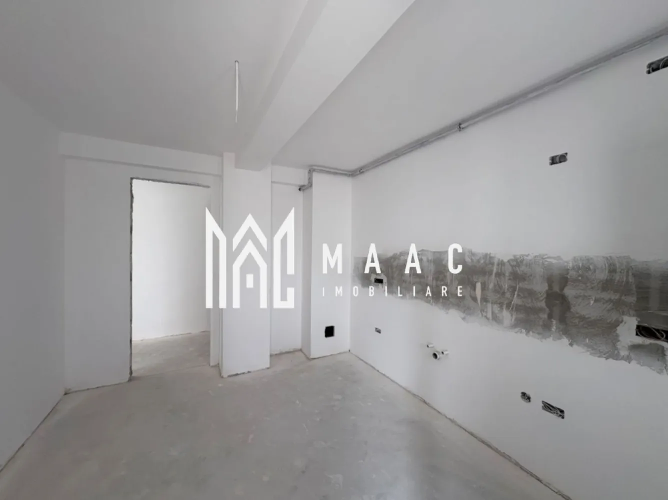 Apartament în bloc nou I 2 camere I Etajul 2 I Lift I Blaj - MAAC Imibiliare va propune spre vânzare un apartament modern și primitor, situat într-o zonă excelentă din Blaj, în imediata apropiere a fabricii Bosch, ideal atât pentru locuit, cât și pentru investiție.

Apartamentul este decomandat, amplasat la etajul 2 al unui imobil nou dotat cu lift, oferind confort, funcționalitate și o compartimentare foarte bine gândită. Este compus din living spațios, dormitor luminos, bucătărie separată și închisă, hol generos și balcon, perfect pentru momentele de relaxare.

Locuința beneficiază de încălzire în pardoseală, centrală proprie Motan și se predă la alb, oferindu-ți libertatea de a-l amenaja exact după gustul și stilul dorit. În plus, locul de parcare este inclus, un avantaj important pentru confortul de zi cu zi.

Unul dintre punctele forte ale apartamentului este priveliștea superbă: panorama asupra orașului și vederea spre dealurile din împrejurimi creează o atmosferă liniștită și relaxantă, departe de agitație, dar aproape de toate punctele de interes.

Dacă îți dorești o locuință modernă, bine poziționată și pregătită să devină “acasă”, acest apartament poate fi alegerea perfectă

Pentru mai multe detalii precizati ca ati vazut anuntul cu ID CP3071807
