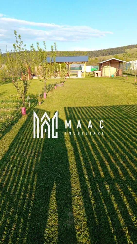 Teren intravilan 600 mp | Poplaca | 7 km de Sibiu | Îngrădit | Acte complete - MAAC Imobiliare vă propune spre vânzare un teren intravilan situat în Poplaca, la doar 7 km de Sibiu, într-o zonă liniștită și apreciată pentru proximitatea față de oraș și cadrul natural.

 Detalii teren
Suprafață: 600 mp
Deschidere: 17 ml
Lungime: 37 m
Teren îngrădit
Acte complete pentru vânzare-cumpărare

 Avantaje
Zonă liniștită, aproape de Sibiu
Dimensiuni ideale pentru construcția unei case
Acces facil
Teren pregătit pentru tranzacționare

📞 Contactează-ne pentru mai multe detalii sau pentru a programa o vizionare, menționează CP3071600!
