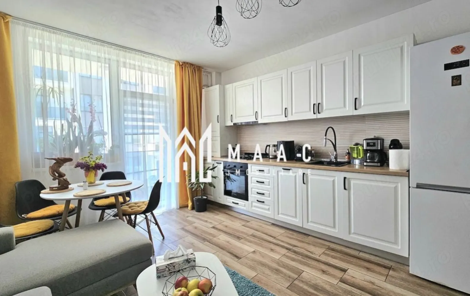 Apartament 3 camere | Etaj 1 | Balcon | Modern | Selimbar - MAAC Imobiliare vă prezintă un apartament modern cu 3 camere, situat într-o zonă liniștită și aerisită din Șelimbăr.

Locuința are o suprafață utilă de 55 mp, la care se adaugă un balcon de 4 mp, fiind bine compartimentată și eficient organizată.

Compartimentare:
Living cu bucătărie open space
2 dormitoare
Baie
Balcon

Caracteristici și dotări:
Etaj 1 cu doar 2 apartamente pe nivel
Construcție nouă, anul 2022
Încălzire în pardoseală
Aer condiționat
Se vinde complet mobilat și utilat

Electrocasnice incluse:
Cuptor
Plită
Mașină de spălat vase
Mașină de spălat rufe
Combină frigorifică

Facilități și avantaje:
Loc de parcare propriu inclus
Acces rapid către magazine, școli, locuri de joacă și mijloace de transport în comun.

Pentru mai multe detalii precizati telefonic ca ati vazut anuntul cu ID: CP3071089