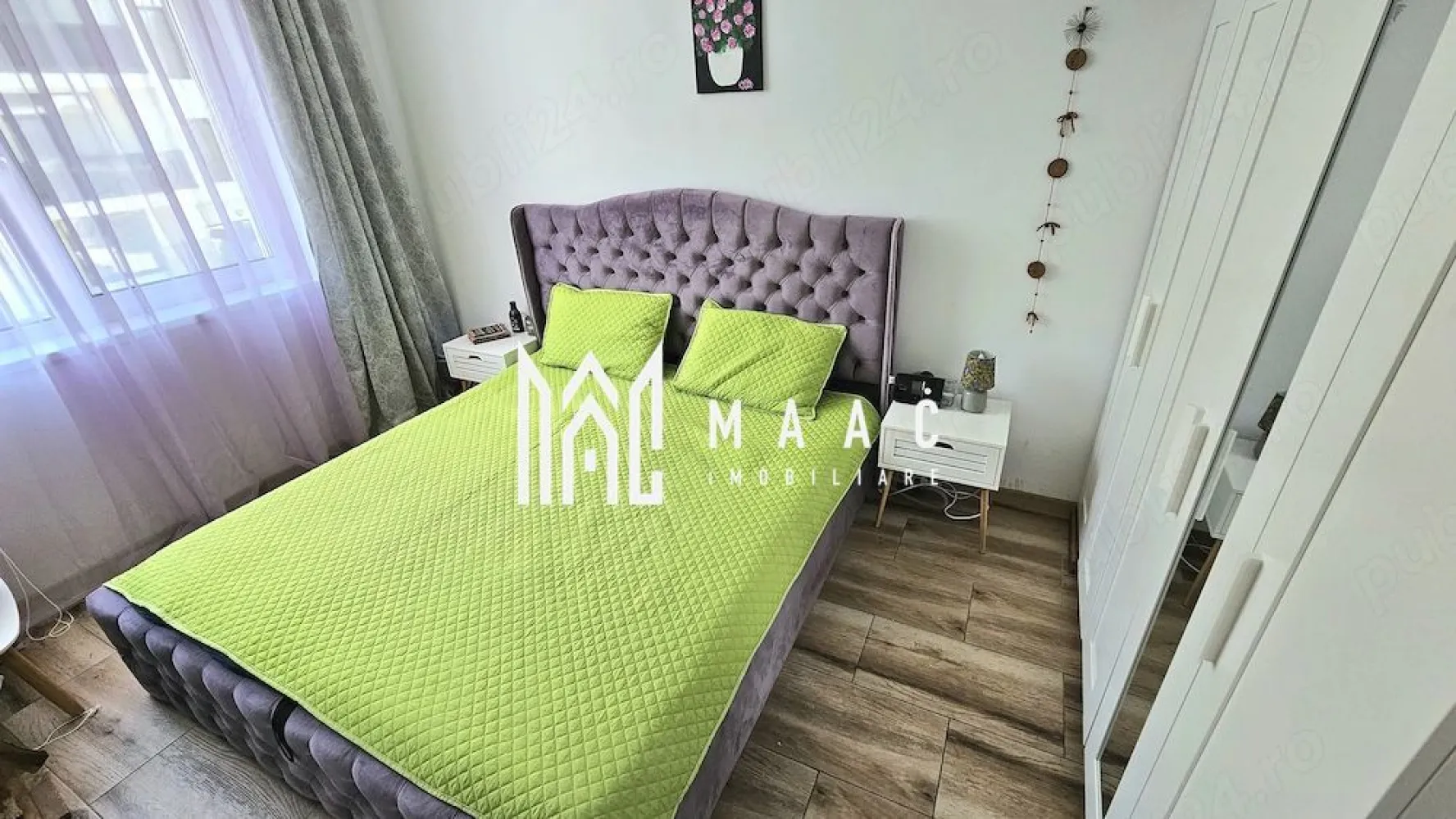 Apartament 3 camere | Etaj 1 | Balcon | Modern | Selimbar - MAAC Imobiliare vă prezintă un apartament modern cu 3 camere, situat într-o zonă liniștită și aerisită din Șelimbăr.

Locuința are o suprafață utilă de 55 mp, la care se adaugă un balcon de 4 mp, fiind bine compartimentată și eficient organizată.

Compartimentare:
Living cu bucătărie open space
2 dormitoare
Baie
Balcon

Caracteristici și dotări:
Etaj 1 cu doar 2 apartamente pe nivel
Construcție nouă, anul 2022
Încălzire în pardoseală
Aer condiționat
Se vinde complet mobilat și utilat

Electrocasnice incluse:
Cuptor
Plită
Mașină de spălat vase
Mașină de spălat rufe
Combină frigorifică

Facilități și avantaje:
Loc de parcare propriu inclus
Acces rapid către magazine, școli, locuri de joacă și mijloace de transport în comun.

Pentru mai multe detalii precizati telefonic ca ati vazut anuntul cu ID: CP3071089