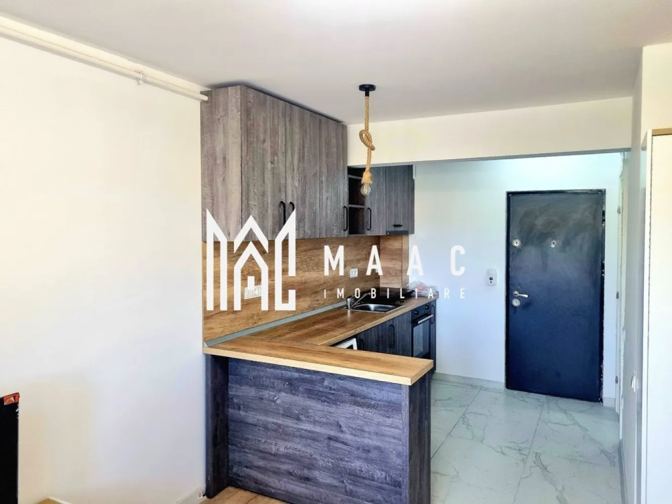 Garsoniera | Parter | 25 MPU | Lazaret - MAAC Imobiliare vă propune spre închiriere o garsonieră situată la parter, într-un bloc nou, izolat termic, prevăzut cu lift.

Locuința este complet mobilată și utilată cu echipamente noi, fiind pregătită pentru mutare.

Detalii garsonieră
Compartimentare:
cameră spațioasă
hol
bucătărie separată
baie
Etaj: parter
Bloc nou, eficient energetic
Dotări și avantaje
Mobilier complet nou
Electrocasnice noi:
frigider
mașină de spălat rufe
TV
hotă
cuptor și plită electrică
Centrală termică Bosch
Costuri reduse de întreținere
Gata de mutare
Disponibilitate
Disponibilă din 21.06.2026
Potrivit pentru
 persoană singură
 cuplu

Avantaje
Imobil nou și bine izolat
Spațiu curat și modern
Confort și liniște
Pentru mai multe detalii, precizati telefonic ca ati vazut anuntul cu ID: CP3071059