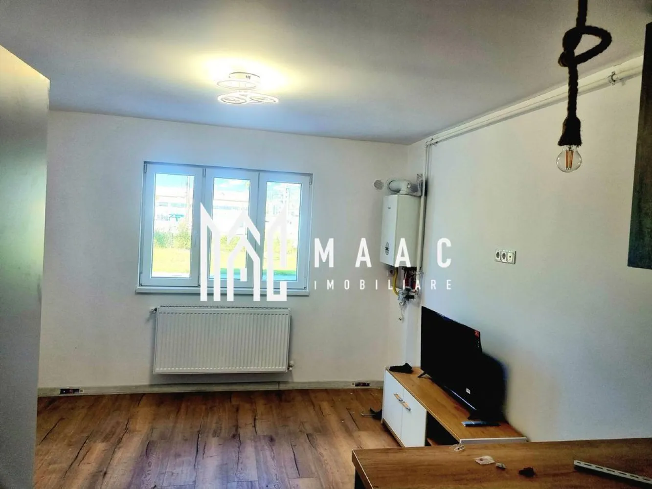 Garsoniera | Parter | 25 MPU | Lazaret - MAAC Imobiliare vă propune spre închiriere o garsonieră situată la parter, într-un bloc nou, izolat termic, prevăzut cu lift.

Locuința este complet mobilată și utilată cu echipamente noi, fiind pregătită pentru mutare.

Detalii garsonieră
Compartimentare:
cameră spațioasă
hol
bucătărie separată
baie
Etaj: parter
Bloc nou, eficient energetic
Dotări și avantaje
Mobilier complet nou
Electrocasnice noi:
frigider
mașină de spălat rufe
TV
hotă
cuptor și plită electrică
Centrală termică Bosch
Costuri reduse de întreținere
Gata de mutare
Disponibilitate
Disponibilă din 21.06.2026
Potrivit pentru
 persoană singură
 cuplu

Avantaje
Imobil nou și bine izolat
Spațiu curat și modern
Confort și liniște
Pentru mai multe detalii, precizati telefonic ca ati vazut anuntul cu ID: CP3071059