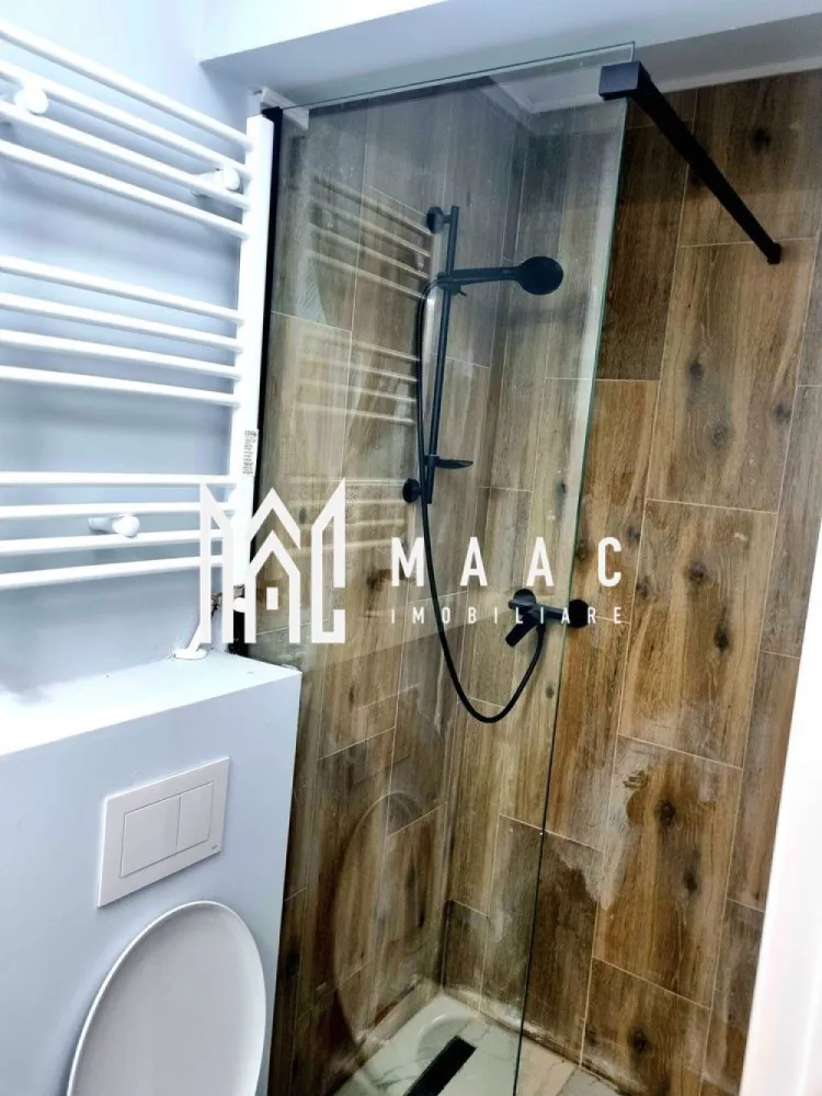 Garsoniera | Parter | 25 MPU | Lazaret - MAAC Imobiliare vă propune spre închiriere o garsonieră situată la parter, într-un bloc nou, izolat termic, prevăzut cu lift.

Locuința este complet mobilată și utilată cu echipamente noi, fiind pregătită pentru mutare.

Detalii garsonieră
Compartimentare:
cameră spațioasă
hol
bucătărie separată
baie
Etaj: parter
Bloc nou, eficient energetic
Dotări și avantaje
Mobilier complet nou
Electrocasnice noi:
frigider
mașină de spălat rufe
TV
hotă
cuptor și plită electrică
Centrală termică Bosch
Costuri reduse de întreținere
Gata de mutare
Disponibilitate
Disponibilă din 21.06.2026
Potrivit pentru
 persoană singură
 cuplu

Avantaje
Imobil nou și bine izolat
Spațiu curat și modern
Confort și liniște
Pentru mai multe detalii, precizati telefonic ca ati vazut anuntul cu ID: CP3071059