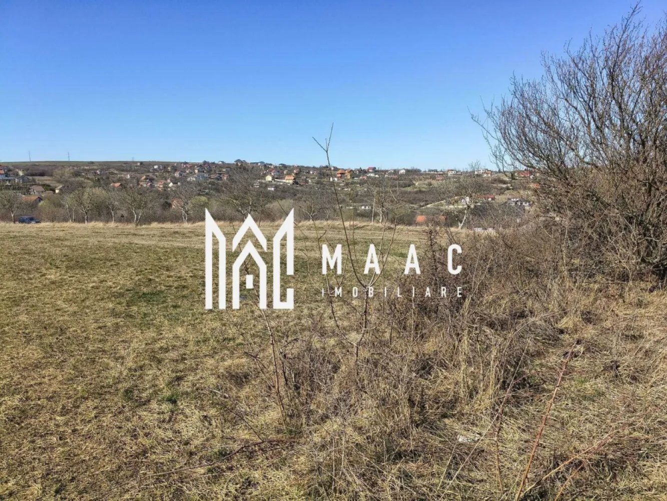 Teren | Intravilan | 400 MPU | Daia - MAAC Imobiliare vă propune spre vânzare un teren intravilan situat în Daia Nouă, Sibiu, într-o zonă în plină dezvoltare, ideală pentru construirea unei locuințe într-un cadru liniștit, cu aer curat, la doar 10–12 minute de oraș.
Proprietatea se remarcă prin poziționarea avantajoasă, topografia plană și accesul facil, fiind o alegere excelentă atât pentru construcția unei case de vacanță, cât și pentru o locuință permanentă.

Caracteristici teren:
-suprafață: 400 mp
-deschidere: 14 m la drum de acces
-adâncime: 28 m
-drum de acces cu lățime de 7 m
-teren drept, ușor de construit

Utilități și avantaje:
-curent electric disponibil
-apă și canalizare în proximitate
-zonă aerisită, cu priveliște deosebită
-regim de înălțime predominant de case/vile
-ideal pentru construcție rezidențială

Localizare:
-Daia Nouă, Sibiu – zonă liniștită, în dezvoltare, cu acces rapid către oraș

Pentru mai multe detalii sau pentru programarea unei vizionări, vă rugăm să ne contactați specificând: ID: CP3070540