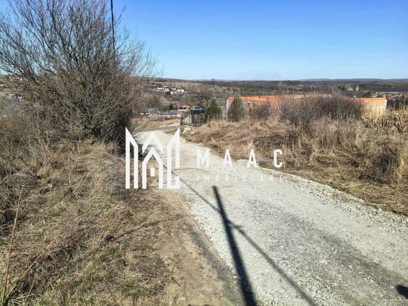 Teren | Intravilan | 400 MPU | Daia - MAAC Imobiliare vă propune spre vânzare un teren intravilan situat în Daia Nouă, Sibiu, într-o zonă în plină dezvoltare, ideală pentru construirea unei locuințe într-un cadru liniștit, cu aer curat, la doar 10–12 minute de oraș.
Proprietatea se remarcă prin poziționarea avantajoasă, topografia plană și accesul facil, fiind o alegere excelentă atât pentru construcția unei case de vacanță, cât și pentru o locuință permanentă.

Caracteristici teren:
-suprafață: 400 mp
-deschidere: 14 m la drum de acces
-adâncime: 28 m
-drum de acces cu lățime de 7 m
-teren drept, ușor de construit

Utilități și avantaje:
-curent electric disponibil
-apă și canalizare în proximitate
-zonă aerisită, cu priveliște deosebită
-regim de înălțime predominant de case/vile
-ideal pentru construcție rezidențială

Localizare:
-Daia Nouă, Sibiu – zonă liniștită, în dezvoltare, cu acces rapid către oraș

Pentru mai multe detalii sau pentru programarea unei vizionări, vă rugăm să ne contactați specificând: ID: CP3070540