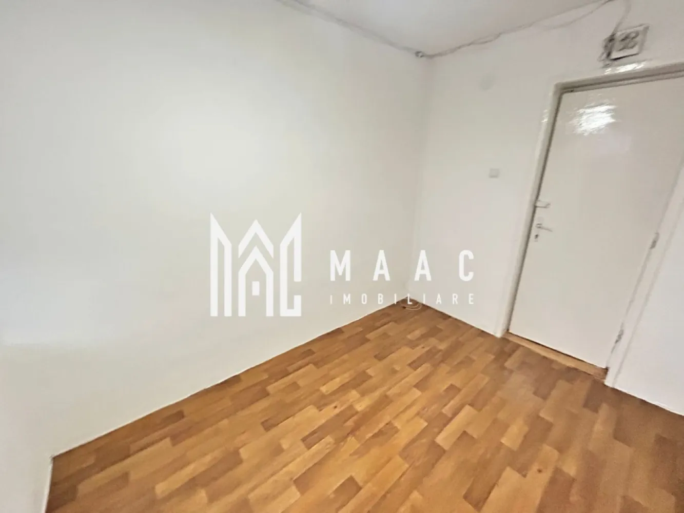 Garsonieră 12 MP | Etaj 1 | Cisnădie | Ideală pentru Investiție - MAAC Imobiliare vă prezintă spre vânzare o garsonieră compactă de 12 mp, situată în Cisnădie, într-o zonă liniștită de case, ideală pentru cei care doresc un spațiu accesibil și ușor de întreținut.

Caracteristici principale:
Suprafață: 12 mp
Localizare: Zonă de case, ferită de agitație, în apropiere de puncte de interes din Cisnădie
Etaj: 1 din 4 
Stare: Nemobilată – oferă posibilitatea de amenajare după propriul gust
Baie proprie în incintă
Încălzire: pe calorifer electric

Avantaje:
Costuri de întreținere foarte reduse
Potrivită ca locuință personală, garsonieră pentru studenți sau investiție pentru închiriere
Zonă liniștită, cu acces facil către magazine, transport și alte facilități
Garsoniera reprezintă o opțiune excelentă pentru cei care caută un spațiu mic, practic și eficient, cu posibilitatea de a-l transforma într-un loc modern și confortabil.

Pentru mai multe detalii sau pentru a programa o vizionare, te rugăm să ne contactezi, specificând ID: CP2822421