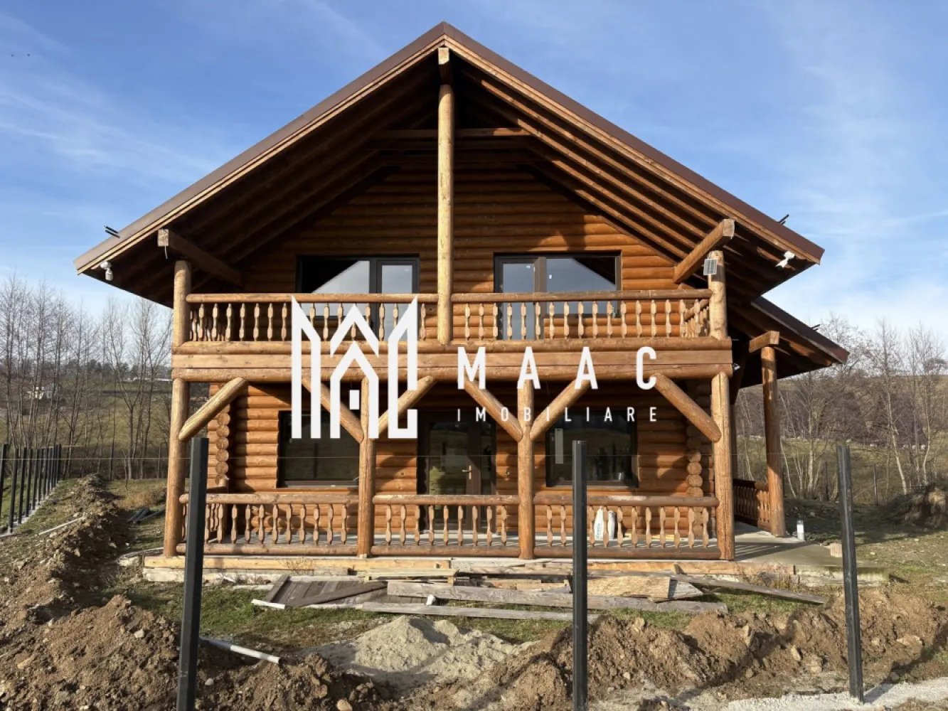 Cabana 5 Camere I 1520 mp teren I Lac de pești I Zona Tocile - MAAC imobiliare va propune la vânzare o cabană în zona Tocile cu vedere panoramică spre Munții Făgăraș și împrejurimi.
Cabana are baza de beton si este confectionata din bile de molid. 

La interior necesită amenajare și este împărțită astfel :
La parter -camera de zi cu bucătărie ,dormitor cu baie ,hol, casa scării și 2 terase acoperite 
La etaj : 3 dormitoare, fiecare cu baie proprie , hol, 2 balcoane acoperite 

Cabana dispune de panouri solare cu invertor de 5,5 kW, canalizare, apă, branșarea la curent trifazic în lucru.
Instalatia de incalzire e facuta in pardoseala.
Se poate opta pentru orice varianta de centrala.

Pentru mai multe detalii precizati telefonic ca ati vazut anuntul cu ID: CP2850162