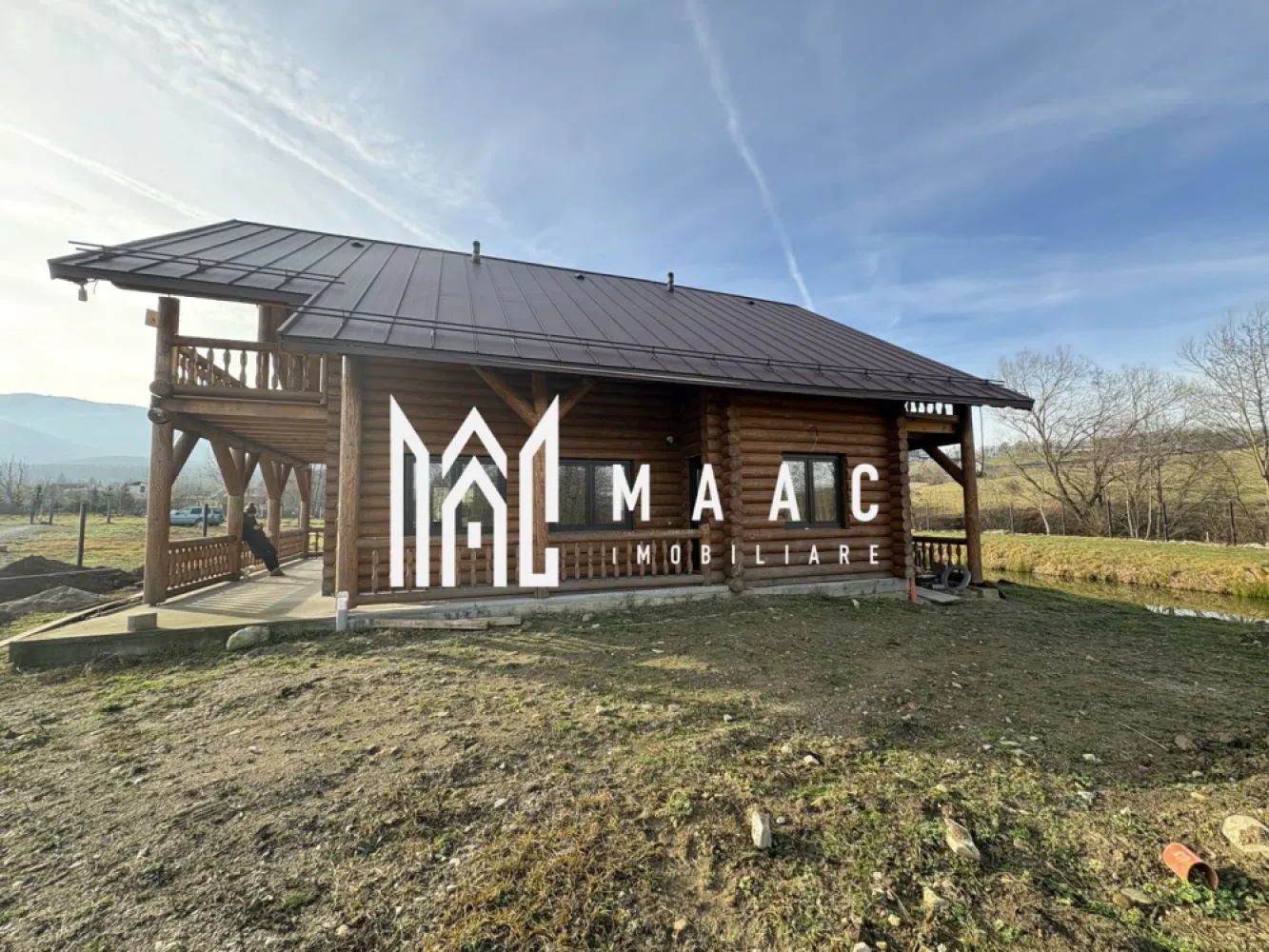 Cabana 5 Camere I 1520 mp teren I Lac de pești I Zona Tocile - MAAC imobiliare va propune la vânzare o cabană în zona Tocile cu vedere panoramică spre Munții Făgăraș și împrejurimi.
Cabana are baza de beton si este confectionata din bile de molid. 

La interior necesită amenajare și este împărțită astfel :
La parter -camera de zi cu bucătărie ,dormitor cu baie ,hol, casa scării și 2 terase acoperite 
La etaj : 3 dormitoare, fiecare cu baie proprie , hol, 2 balcoane acoperite 

Cabana dispune de panouri solare cu invertor de 5,5 kW, canalizare, apă, branșarea la curent trifazic în lucru.
Instalatia de incalzire e facuta in pardoseala.
Se poate opta pentru orice varianta de centrala.

Pentru mai multe detalii precizati telefonic ca ati vazut anuntul cu ID: CP2850162
