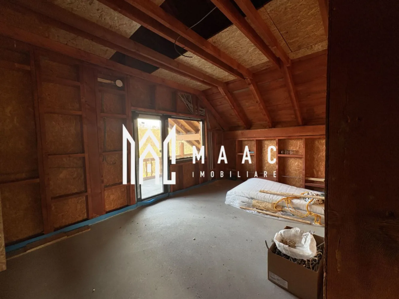 Cabana 5 Camere I 1520 mp teren I Lac de pești I Zona Tocile - MAAC imobiliare va propune la vânzare o cabană în zona Tocile cu vedere panoramică spre Munții Făgăraș și împrejurimi.
Cabana are baza de beton si este confectionata din bile de molid. 

La interior necesită amenajare și este împărțită astfel :
La parter -camera de zi cu bucătărie ,dormitor cu baie ,hol, casa scării și 2 terase acoperite 
La etaj : 3 dormitoare, fiecare cu baie proprie , hol, 2 balcoane acoperite 

Cabana dispune de panouri solare cu invertor de 5,5 kW, canalizare, apă, branșarea la curent trifazic în lucru.
Instalatia de incalzire e facuta in pardoseala.
Se poate opta pentru orice varianta de centrala.

Pentru mai multe detalii precizati telefonic ca ati vazut anuntul cu ID: CP2850162