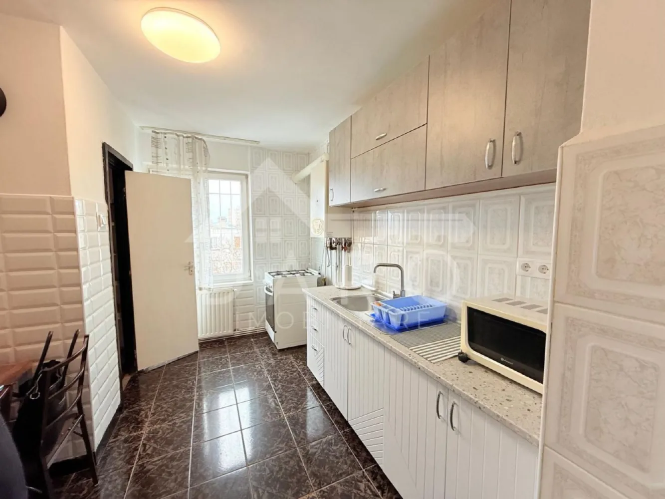 Apartament cu 2 camere de închiriat în Cornişa - 🏡 Închiriere apartament 2 camere – Cornișa | Aproape de UMFST | Ideal pentru studenți | 380 €/lună
Se oferă spre închiriere apartament cu 2 camere decomandate, confort 1, situat în cartierul Cornișa, pe strada Nicolae Grigorescu, într-o zonă liniștită și foarte bine poziționată.
💰 Chirie: 380 €/lună
✔ recent renovat
✔ disponibil pentru mutare imediată
✔ ideal pentru 2 studenți care doresc să împartă costurile
Compartimentare:
✔ 2 camere luminoase
✔ bucătărie separată
✔ baie
✔ balcon
✔ spațiu confortabil și bine organizat
Avantaje locație:
📍 aproximativ 10 minute de UMFST
📍 aproximativ 15 minute de Spitalul Județean
📍 aproape de Profi Non-Stop și Darina
📍 acces rapid la mijloace de transport urban
📍 zonă liniștită și sigură
💎 O alegere excelentă pentru studenți sau rezidenți care își doresc confort, costuri accesibile și o locație foarte convenabilă.
🤝 Proprietate promovată prin DARO Imobiliare
💳 Te gândești ca în viitor să îți cumperi propria locuință?
Prin Kiwi Finance îți ofer:
✔ analiză GRATUITĂ a eligibilității
✔ acces la oferte de la peste 12 bănci
✔ negocierea dobânzii în favoarea ta
✔ suport complet până la semnare
📞Detalii și vizionări:
Coman Maria – DARO Imobiliare & Kiwi Finance
📱 0749 535 729
🔑 DARO Imobiliare – găsim locuința potrivită.
💳 Kiwi Finance – obținem creditul pentru a o cumpăra.