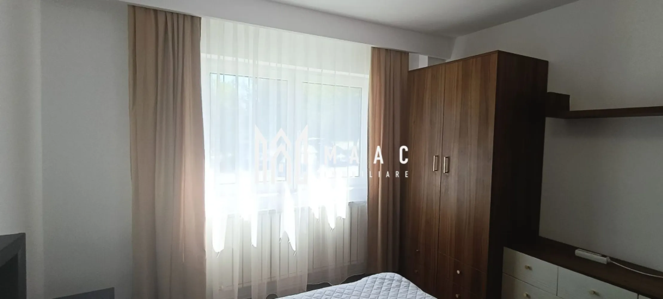 Apartament 3 camere | 74 MPU | 2 băi | Vasile Aaron - MAAC Imobiliare vă propune spre închiriere un apartament decomandat cu 3 camere, situat în zona Vasile Aaron, într-un imobil cu regim de înălțime de 4 etaje. 

Locuința este poziționată la parter, având o suprafață utilă de 74 mp și o orientare Sud-Vest, ceea ce îi conferă luminozitate pe tot parcursul zilei.

Apartamentul este renovat, mobilat complet și utilat cu electrocasnice: inclusiv mașină de spălat vase, fiind pregătit pentru o mutare imediată. 

Este compartimentat astfel:
decomandat

două dormitoare

o bucătărie deschisă

2 băi (din care una de serviciu)

De asemenea, locuința dispune de centrală proprie, geamuri termopan și o ușă de intrare din lemn cu protecție pentru antifonare.

Puncte forte:
suprafață generoasă de 74 mp utili

orientare ideală Sud-Vest

acces la uscătorie 

spații verzi în proximitate pentru plimbări și relaxare

locație strategică lângă Piața Vasile Aaron, stații de autobuz și numeroase magazine

ușă de intrare din lemn cu izolare fonică suplimentară

Condiții închiriere:
Închiriere pe termen lung 

Se percepe o garanție în cuantumul unei chirii lunare

Pentru vizionări sau mai multe detalii contactați-ne și specificați codul de identificare al proprietății ID: CP3070060.