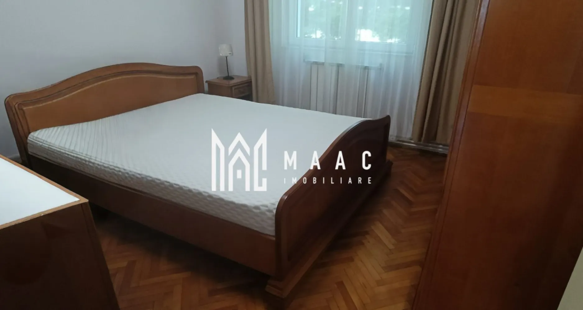 Apartament 3 camere | 74 MPU | 2 băi | Vasile Aaron - MAAC Imobiliare vă propune spre închiriere un apartament decomandat cu 3 camere, situat în zona Vasile Aaron, într-un imobil cu regim de înălțime de 4 etaje. 

Locuința este poziționată la parter, având o suprafață utilă de 74 mp și o orientare Sud-Vest, ceea ce îi conferă luminozitate pe tot parcursul zilei.

Apartamentul este renovat, mobilat complet și utilat cu electrocasnice: inclusiv mașină de spălat vase, fiind pregătit pentru o mutare imediată. 

Este compartimentat astfel:
decomandat

două dormitoare

o bucătărie deschisă

2 băi (din care una de serviciu)

De asemenea, locuința dispune de centrală proprie, geamuri termopan și o ușă de intrare din lemn cu protecție pentru antifonare.

Puncte forte:
suprafață generoasă de 74 mp utili

orientare ideală Sud-Vest

acces la uscătorie 

spații verzi în proximitate pentru plimbări și relaxare

locație strategică lângă Piața Vasile Aaron, stații de autobuz și numeroase magazine

ușă de intrare din lemn cu izolare fonică suplimentară

Condiții închiriere:
Închiriere pe termen lung 

Se percepe o garanție în cuantumul unei chirii lunare

Pentru vizionări sau mai multe detalii contactați-ne și specificați codul de identificare al proprietății ID: CP3070060.