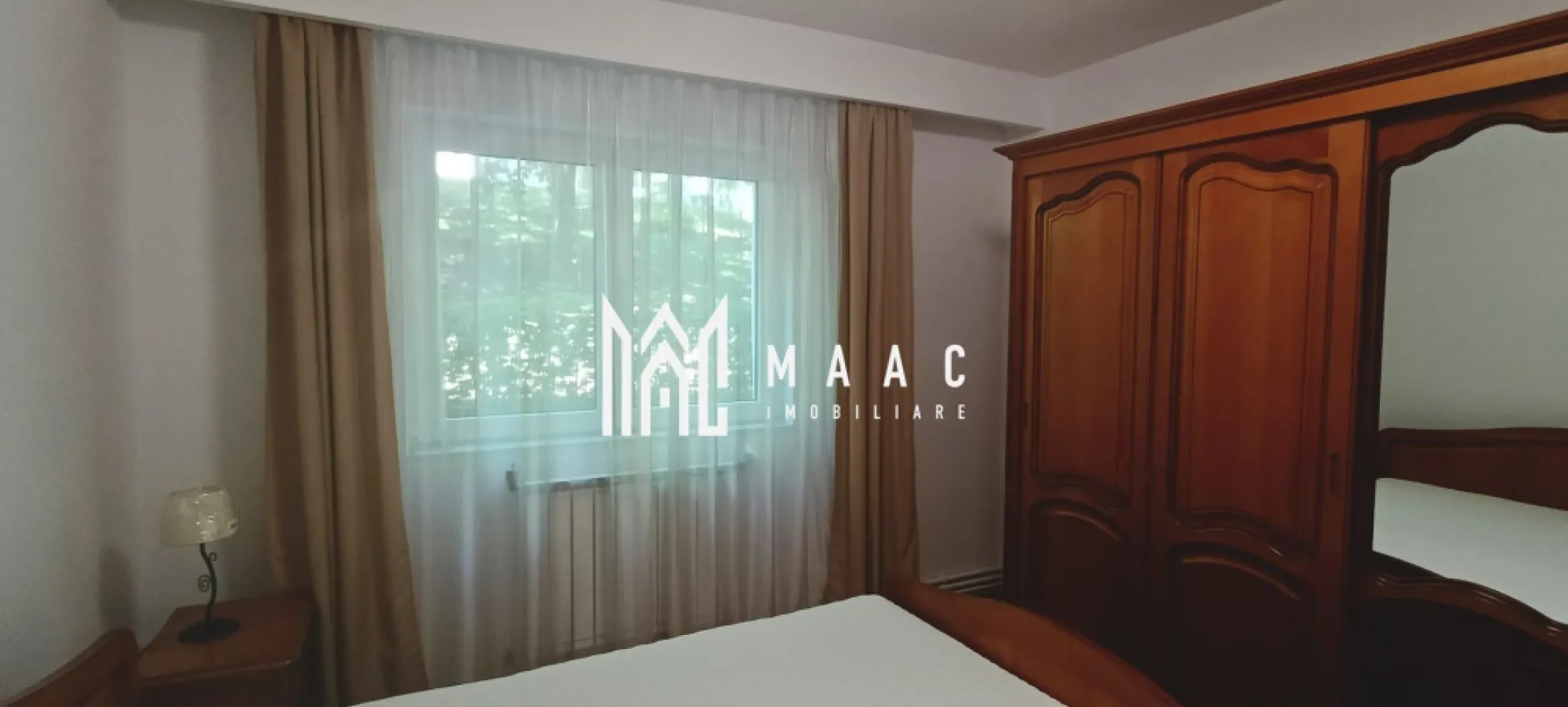 Apartament 3 camere | 74 MPU | 2 băi | Vasile Aaron - MAAC Imobiliare vă propune spre închiriere un apartament decomandat cu 3 camere, situat în zona Vasile Aaron, într-un imobil cu regim de înălțime de 4 etaje. 

Locuința este poziționată la parter, având o suprafață utilă de 74 mp și o orientare Sud-Vest, ceea ce îi conferă luminozitate pe tot parcursul zilei.

Apartamentul este renovat, mobilat complet și utilat cu electrocasnice: inclusiv mașină de spălat vase, fiind pregătit pentru o mutare imediată. 

Este compartimentat astfel:
decomandat

două dormitoare

o bucătărie deschisă

2 băi (din care una de serviciu)

De asemenea, locuința dispune de centrală proprie, geamuri termopan și o ușă de intrare din lemn cu protecție pentru antifonare.

Puncte forte:
suprafață generoasă de 74 mp utili

orientare ideală Sud-Vest

acces la uscătorie 

spații verzi în proximitate pentru plimbări și relaxare

locație strategică lângă Piața Vasile Aaron, stații de autobuz și numeroase magazine

ușă de intrare din lemn cu izolare fonică suplimentară

Condiții închiriere:
Închiriere pe termen lung 

Se percepe o garanție în cuantumul unei chirii lunare

Pentru vizionări sau mai multe detalii contactați-ne și specificați codul de identificare al proprietății ID: CP3070060.