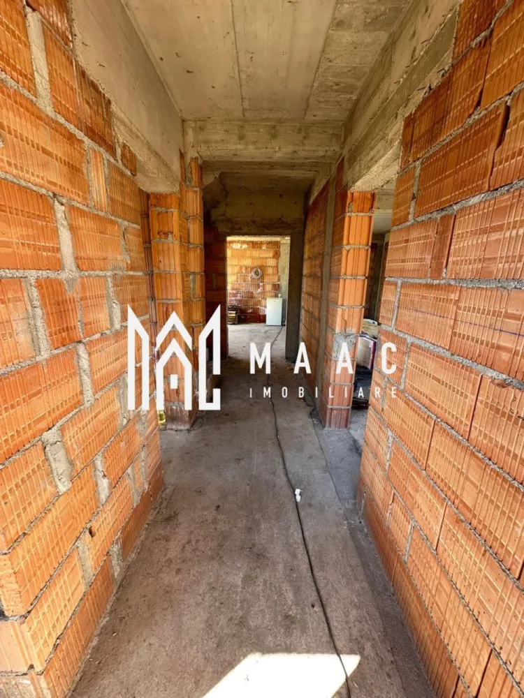 Casă Tip Duplex | 4 Camere | 2 Balcoane | Terasă | Șura Mică - Maac Imobiliare prezintă spre vânzare o vilă tip duplex, situată într-o zonă liniștită din Șura Mică, cu acces facil către Sibiu și în imediata apropiere a punctelor de interes. Caracteristici generale: Regim de înălțime: P+E+Pod Suprafață utilă: 120 mp Suprafață construită: 150 mp Amprentă la sol: 70 mp Suprafață teren: 190 mp Suprafață curte liberă: 120 mp An construcție: 2024 Stadiu: Finalizată, predare la alb Compartimentare: Parter: Living spațios, bucătărie închisă, baie, terasă generoasă Etaj: 3 dormitoare, baie, 2 balcoane Pod: Disponibil pe toată suprafața casei Dotări și beneficii: Încălzire prin pardoseală la parter și calorifere la etaj Centrală termică pe gaz Geamuri termopan de înaltă calitate Perete dublu, izolat între case Acoperiș din țiglă Loc de parcare inclus în preț Curte cu acces auto Pentru mai multe detalii precizati telefonic ca ati vazut anuntul ID: CP2396186 }}