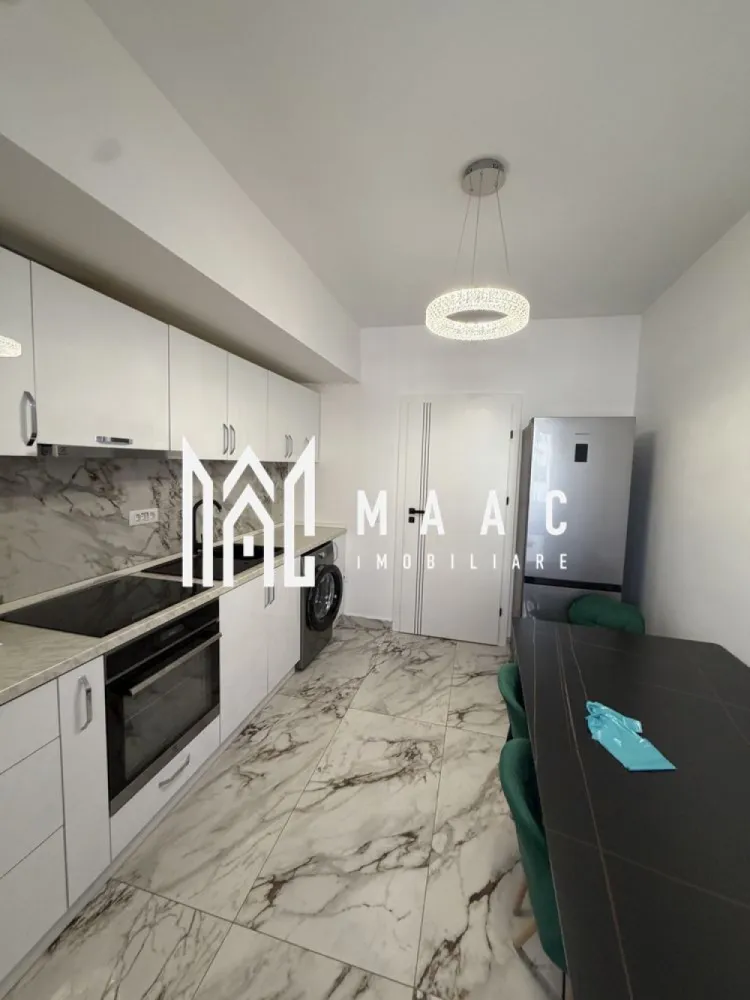 INCHIRIERE APARTAMENT 2 camere| Dem Radulescu Ramnicu Valcea - MAAC Imobiliare vă propune spre vânzare un apartament tip garsonieră cu două camere, cu o suprafață de 60 de metri pătrați, situat la etajul 3 al unui bloc construit după anul 2000. Proprietatea se remarcă printr-un interior luminos, finisaje de înaltă calitate și o amenajare contemporană, potrivită pentru locuire confortabilă într-o zonă urbană bine conectată.

Locuința dispune de pardoseli laminate, ferestre mari și spații bine iluminate natural. Camera de zi și dormitorul oferă un ambient plăcut, cu decor modern, iar balconul completează apartamentul printr-o vedere urbană și un spațiu potrivit pentru relaxare.

Compartimentarea și dotările includ:
-suprafață de 60 de metri pătrați
-etaj 3
-bloc construit după anul 2000
-cameră de zi luminoasă
-dormitor cu ferestre mari
-bucătărie cu pereți albi și podea din plăci ceramice
-baie echipată cu obiecte sanitare și plăci de ceramică albe
-pardoseli laminate
-finisaje de înaltă calitate
-balcon cu vedere urbană

Apartamentul beneficiază de o poziție excelentă în oraș, în apropiere de centre culturale, restaurante, cafenele și magazine. Zona oferă acces facil către parcuri, școli, instituții medicale și facilități pentru petrecerea timpului liber, ceea ce transformă această proprietate într-o variantă practică pentru cei care caută o locuință aproape de puncte importante de interes.

Transportul public este accesibil, cu stații de autobuz și tren aflate în apropiere, asigurând conexiuni rapide către alte zone ale orașului. Datorită amplasării, suprafeței generoase și caracteristicilor interioare, această garsonieră cu două camere reprezintă o opțiune potrivită pentru locuire într-un spațiu confortabil, modern și bine poziționat.

Pentru mai multe detalii și programarea unei vizionări, vă rugăm să ne contactați telefonic și să menționați codul CP3069239.
