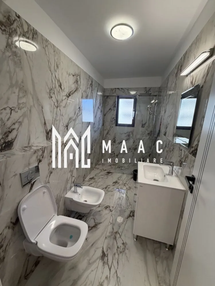 INCHIRIERE APARTAMENT 2 camere| Dem Radulescu Ramnicu Valcea - MAAC Imobiliare vă propune spre vânzare un apartament tip garsonieră cu două camere, cu o suprafață de 60 de metri pătrați, situat la etajul 3 al unui bloc construit după anul 2000. Proprietatea se remarcă printr-un interior luminos, finisaje de înaltă calitate și o amenajare contemporană, potrivită pentru locuire confortabilă într-o zonă urbană bine conectată.

Locuința dispune de pardoseli laminate, ferestre mari și spații bine iluminate natural. Camera de zi și dormitorul oferă un ambient plăcut, cu decor modern, iar balconul completează apartamentul printr-o vedere urbană și un spațiu potrivit pentru relaxare.

Compartimentarea și dotările includ:
-suprafață de 60 de metri pătrați
-etaj 3
-bloc construit după anul 2000
-cameră de zi luminoasă
-dormitor cu ferestre mari
-bucătărie cu pereți albi și podea din plăci ceramice
-baie echipată cu obiecte sanitare și plăci de ceramică albe
-pardoseli laminate
-finisaje de înaltă calitate
-balcon cu vedere urbană

Apartamentul beneficiază de o poziție excelentă în oraș, în apropiere de centre culturale, restaurante, cafenele și magazine. Zona oferă acces facil către parcuri, școli, instituții medicale și facilități pentru petrecerea timpului liber, ceea ce transformă această proprietate într-o variantă practică pentru cei care caută o locuință aproape de puncte importante de interes.

Transportul public este accesibil, cu stații de autobuz și tren aflate în apropiere, asigurând conexiuni rapide către alte zone ale orașului. Datorită amplasării, suprafeței generoase și caracteristicilor interioare, această garsonieră cu două camere reprezintă o opțiune potrivită pentru locuire într-un spațiu confortabil, modern și bine poziționat.

Pentru mai multe detalii și programarea unei vizionări, vă rugăm să ne contactați telefonic și să menționați codul CP3069239.