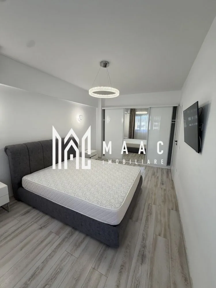 INCHIRIERE APARTAMENT 2 camere| Dem Radulescu Ramnicu Valcea - MAAC Imobiliare vă propune spre vânzare un apartament tip garsonieră cu două camere, cu o suprafață de 60 de metri pătrați, situat la etajul 3 al unui bloc construit după anul 2000. Proprietatea se remarcă printr-un interior luminos, finisaje de înaltă calitate și o amenajare contemporană, potrivită pentru locuire confortabilă într-o zonă urbană bine conectată.

Locuința dispune de pardoseli laminate, ferestre mari și spații bine iluminate natural. Camera de zi și dormitorul oferă un ambient plăcut, cu decor modern, iar balconul completează apartamentul printr-o vedere urbană și un spațiu potrivit pentru relaxare.

Compartimentarea și dotările includ:
-suprafață de 60 de metri pătrați
-etaj 3
-bloc construit după anul 2000
-cameră de zi luminoasă
-dormitor cu ferestre mari
-bucătărie cu pereți albi și podea din plăci ceramice
-baie echipată cu obiecte sanitare și plăci de ceramică albe
-pardoseli laminate
-finisaje de înaltă calitate
-balcon cu vedere urbană

Apartamentul beneficiază de o poziție excelentă în oraș, în apropiere de centre culturale, restaurante, cafenele și magazine. Zona oferă acces facil către parcuri, școli, instituții medicale și facilități pentru petrecerea timpului liber, ceea ce transformă această proprietate într-o variantă practică pentru cei care caută o locuință aproape de puncte importante de interes.

Transportul public este accesibil, cu stații de autobuz și tren aflate în apropiere, asigurând conexiuni rapide către alte zone ale orașului. Datorită amplasării, suprafeței generoase și caracteristicilor interioare, această garsonieră cu două camere reprezintă o opțiune potrivită pentru locuire într-un spațiu confortabil, modern și bine poziționat.

Pentru mai multe detalii și programarea unei vizionări, vă rugăm să ne contactați telefonic și să menționați codul CP3069239.