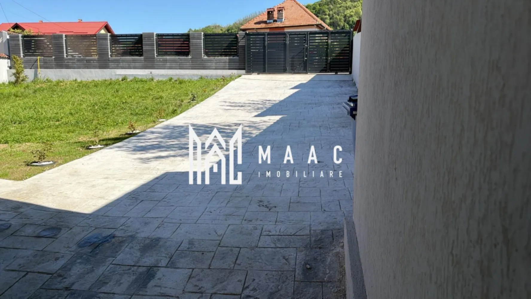 CASA VLADESTI+TEREN|345.000 EURO - MAAC Imobiliare vă propune spre vânzare o casă nouă situată în Vlădești, construită cu atenție la detalii și finisaje moderne de înaltă calitate, potrivită pentru cei care caută confort, spațiu generos și o proprietate amplasată într-o zonă liniștită. Proprietatea impresionează prin suprafața construită de 400 mp și terenul de 1300 mp, oferind multiple posibilități de amenajare și utilizare.

Casa beneficiază de o compartimentare practică și spații ample, ideale atât pentru locuire permanentă, cât și pentru o familie care își dorește un ambient modern și funcțional. Finisajele moderne de înaltă calitate contribuie la un aspect elegant și contemporan al întregii proprietăți.

Caracteristicile proprietății includ:
-casă nouă
-suprafață construită de 400 mp
-teren de 1300 mp
-finisaje moderne de înaltă calitate
-racordare la gaz
-racordare la curent

Amplasarea în Vlădești oferă acces facil către punctele de interes din zonă, păstrând în același timp avantajele unei locații liniștite și aerisite. Suprafața generoasă a terenului permite amenajarea unei grădini, a unei zone de relaxare sau a altor spații exterioare adaptate nevoilor viitorilor proprietari.

Pentru a programa o vizionare sau pentru mai multe detalii, vă rugăm să menționați codul CP3068040 la telefon.