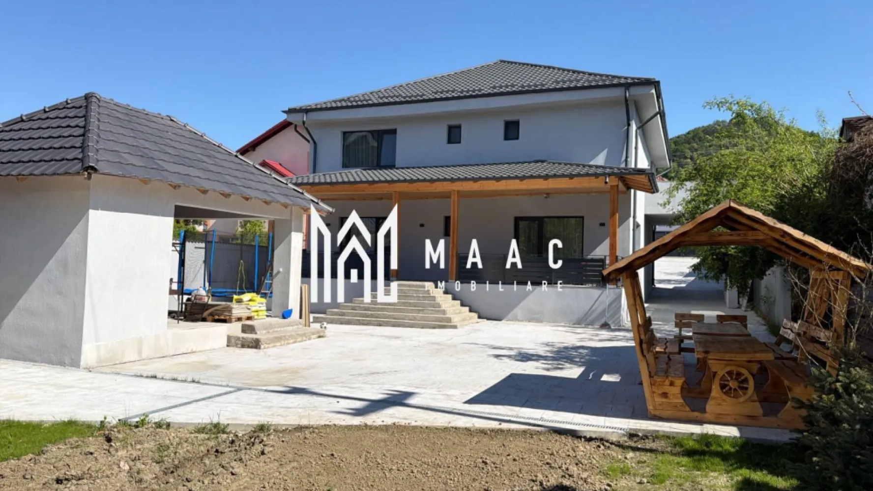 CASA VLADESTI+TEREN|345.000 EURO - MAAC Imobiliare vă propune spre vânzare o casă nouă situată în Vlădești, construită cu atenție la detalii și finisaje moderne de înaltă calitate, potrivită pentru cei care caută confort, spațiu generos și o proprietate amplasată într-o zonă liniștită. Proprietatea impresionează prin suprafața construită de 400 mp și terenul de 1300 mp, oferind multiple posibilități de amenajare și utilizare.

Casa beneficiază de o compartimentare practică și spații ample, ideale atât pentru locuire permanentă, cât și pentru o familie care își dorește un ambient modern și funcțional. Finisajele moderne de înaltă calitate contribuie la un aspect elegant și contemporan al întregii proprietăți.

Caracteristicile proprietății includ:
-casă nouă
-suprafață construită de 400 mp
-teren de 1300 mp
-finisaje moderne de înaltă calitate
-racordare la gaz
-racordare la curent

Amplasarea în Vlădești oferă acces facil către punctele de interes din zonă, păstrând în același timp avantajele unei locații liniștite și aerisite. Suprafața generoasă a terenului permite amenajarea unei grădini, a unei zone de relaxare sau a altor spații exterioare adaptate nevoilor viitorilor proprietari.

Pentru a programa o vizionare sau pentru mai multe detalii, vă rugăm să menționați codul CP3068040 la telefon.