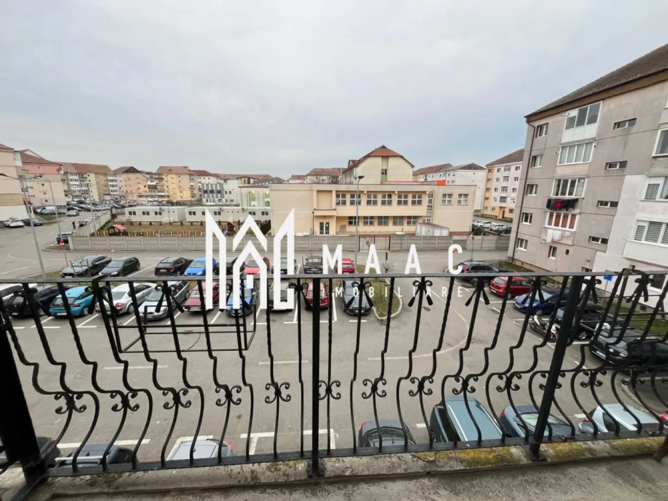 Apartament 3 camere | Etaj 2 | Balcon | Hipodrom 3 - MAAC Imobiliare vă propune spre închiriere un apartament cu 3 camere, situat la etajul 2 (intermediar), ideal pentru cei care își doresc un spațiu confortabil, bine compartimentat și pregătit pentru mutare imediată.

Locuința are o suprafață utilă de 65 mp și oferă un ambient plăcut, fiind potrivită atât pentru o familie, cât și pentru un cuplu.

Compartimentare:
Living spațios
Doua dormitoare
Bucătărie
Baie

Apartamentul se închiriază complet mobilat și utilat, fiind pregătit pentru mutare imediată, fără investiții suplimentare.

Avantaje:
Etaj 2 – poziție intermediară
65 mp utili
Compartimentare practică
Complet mobilat și utilat
Nu se accepta fumatori si animale de companie.

Pentru mai multe detalii sau programarea unei vizionări, nu ezitați să ne contactați specificand ID: CP3058144